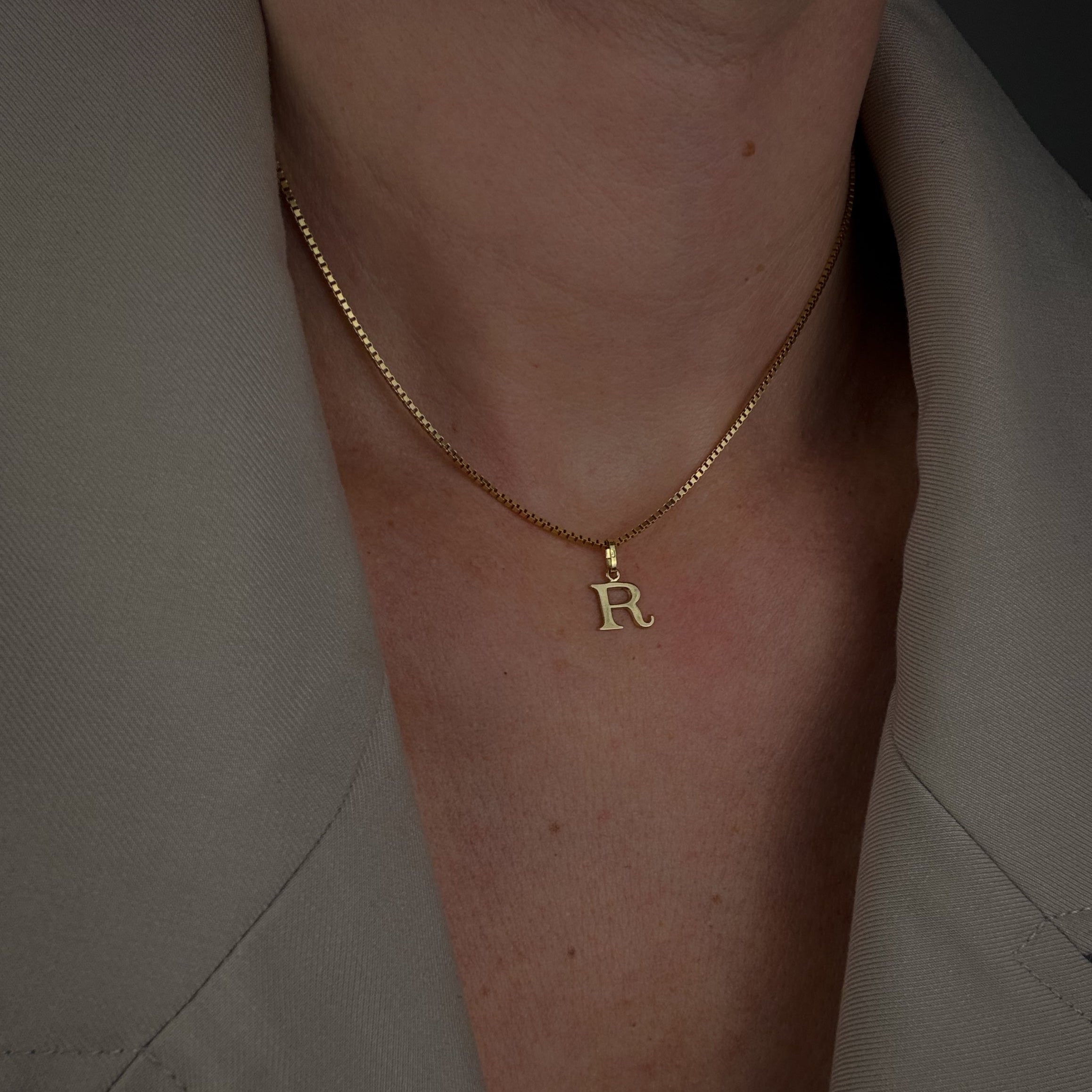 'R' Charm