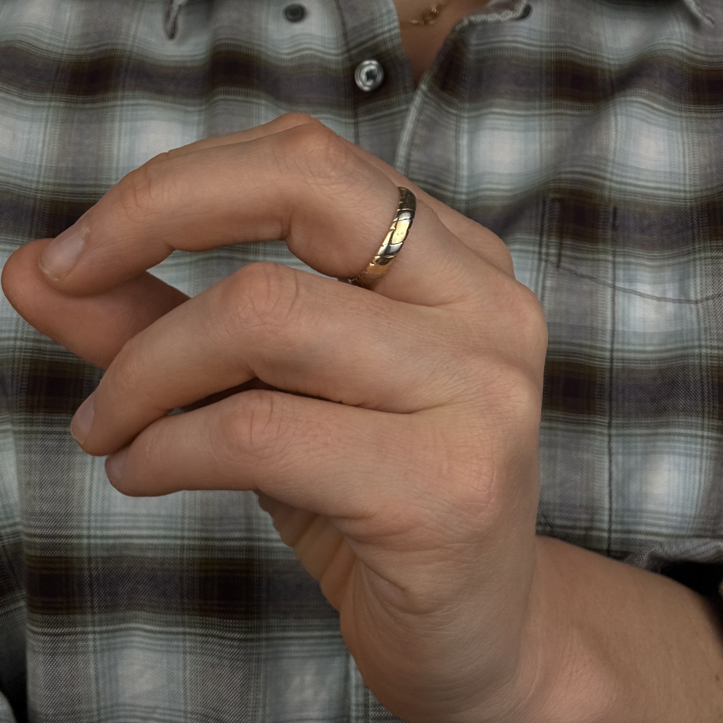 3.3mm Two-Tone Scalloped Gold Band