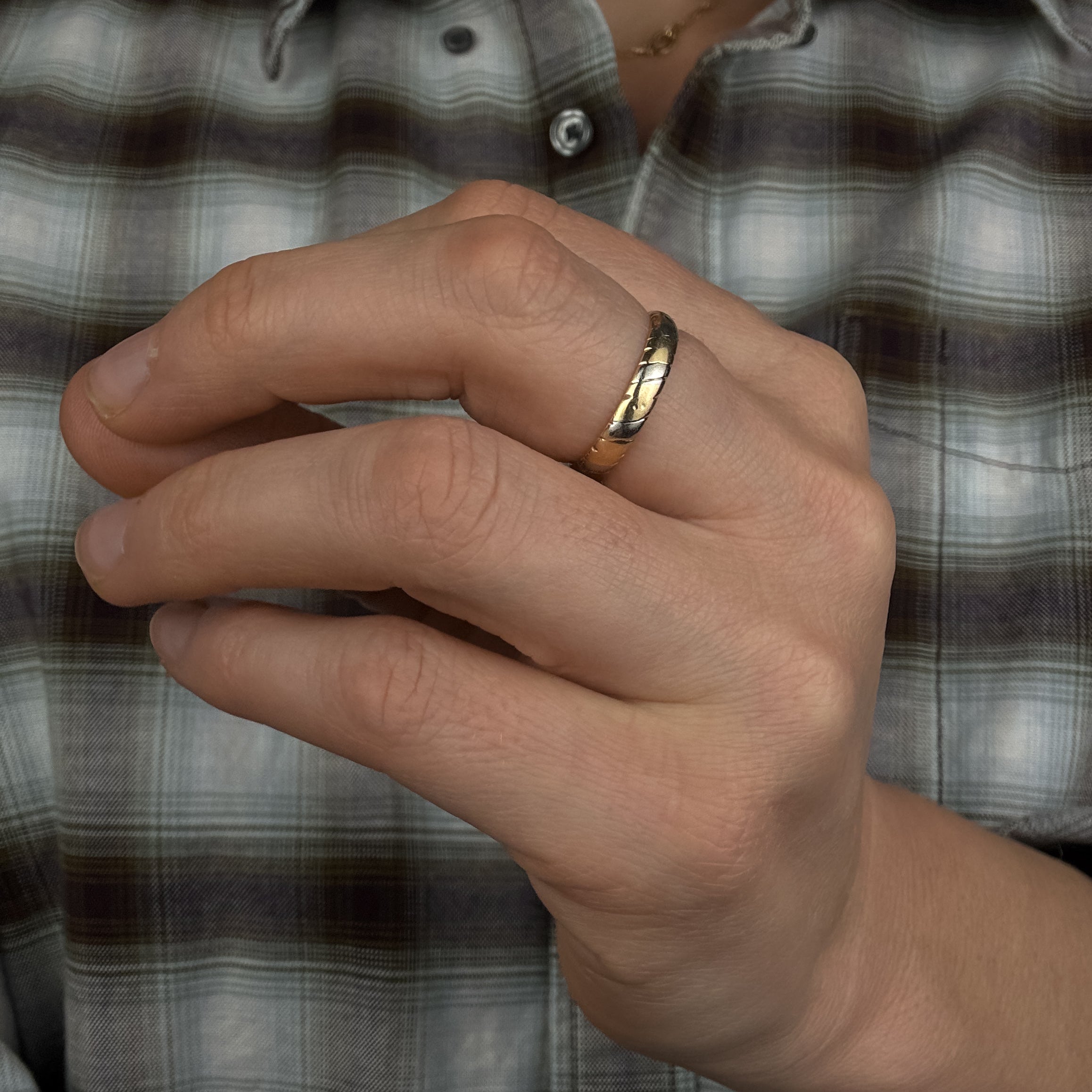 3.3mm Two-Tone Scalloped Gold Band