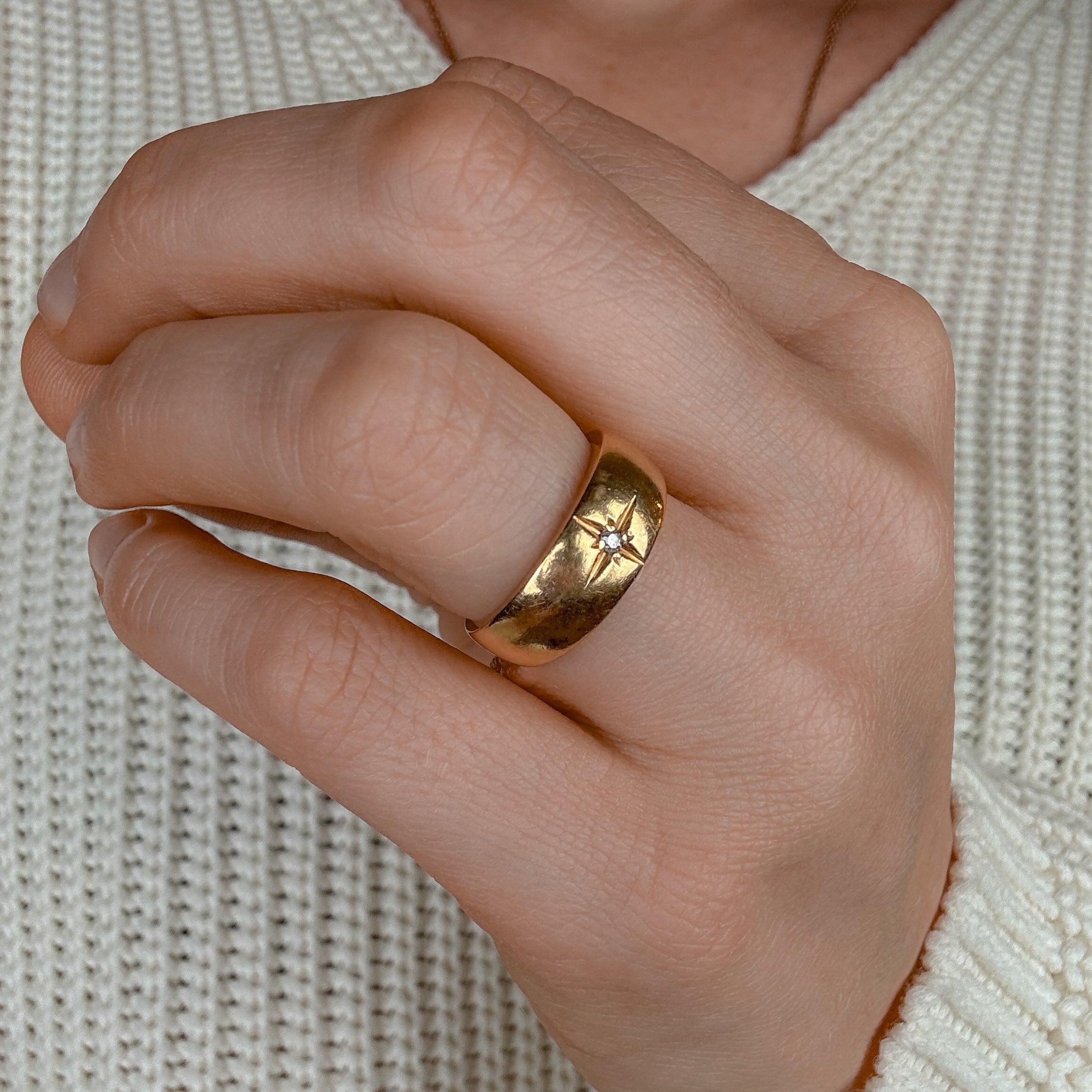 Solitaire Diamond Starburst Gold Band