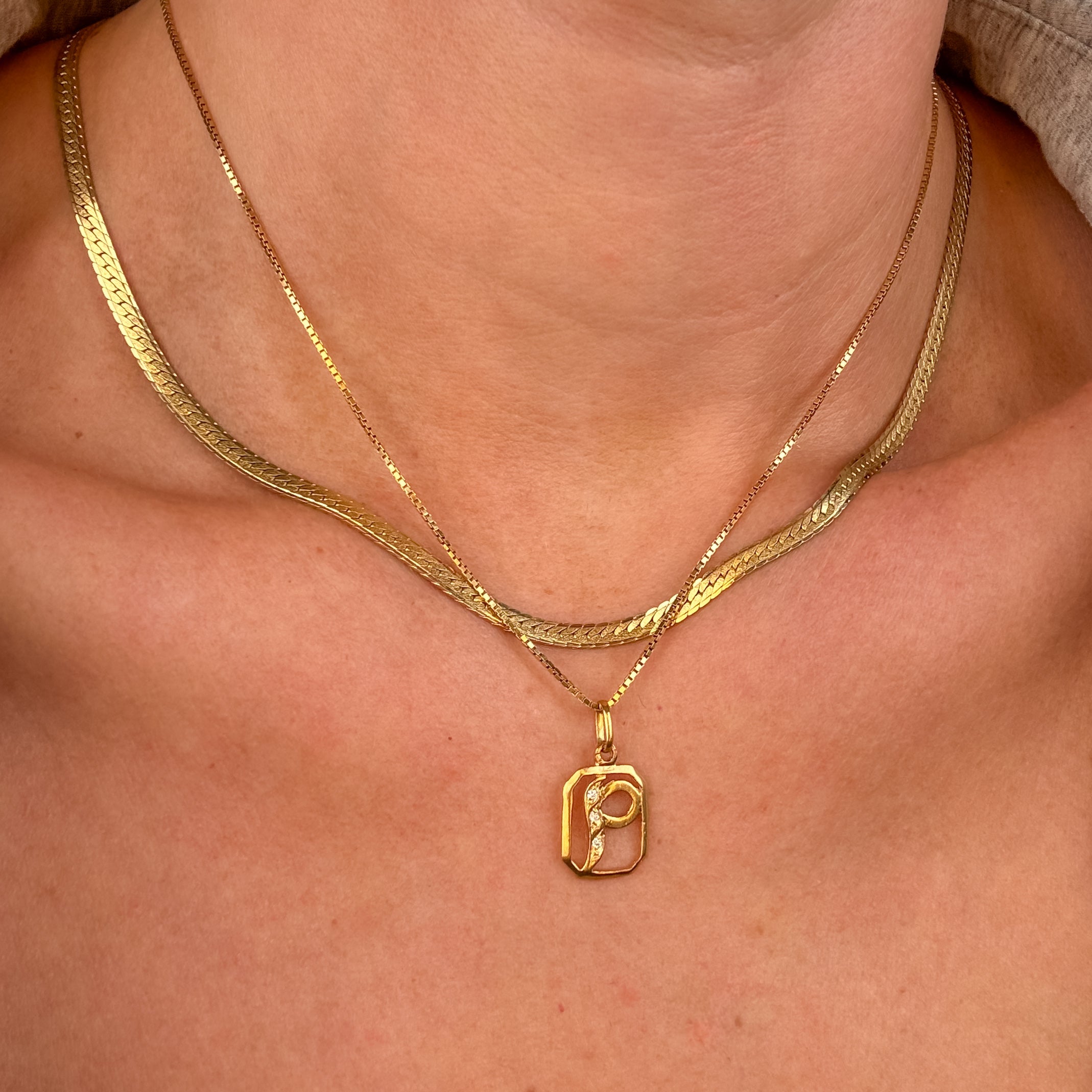Sparkling 'P' Trilogy Letter Pendant