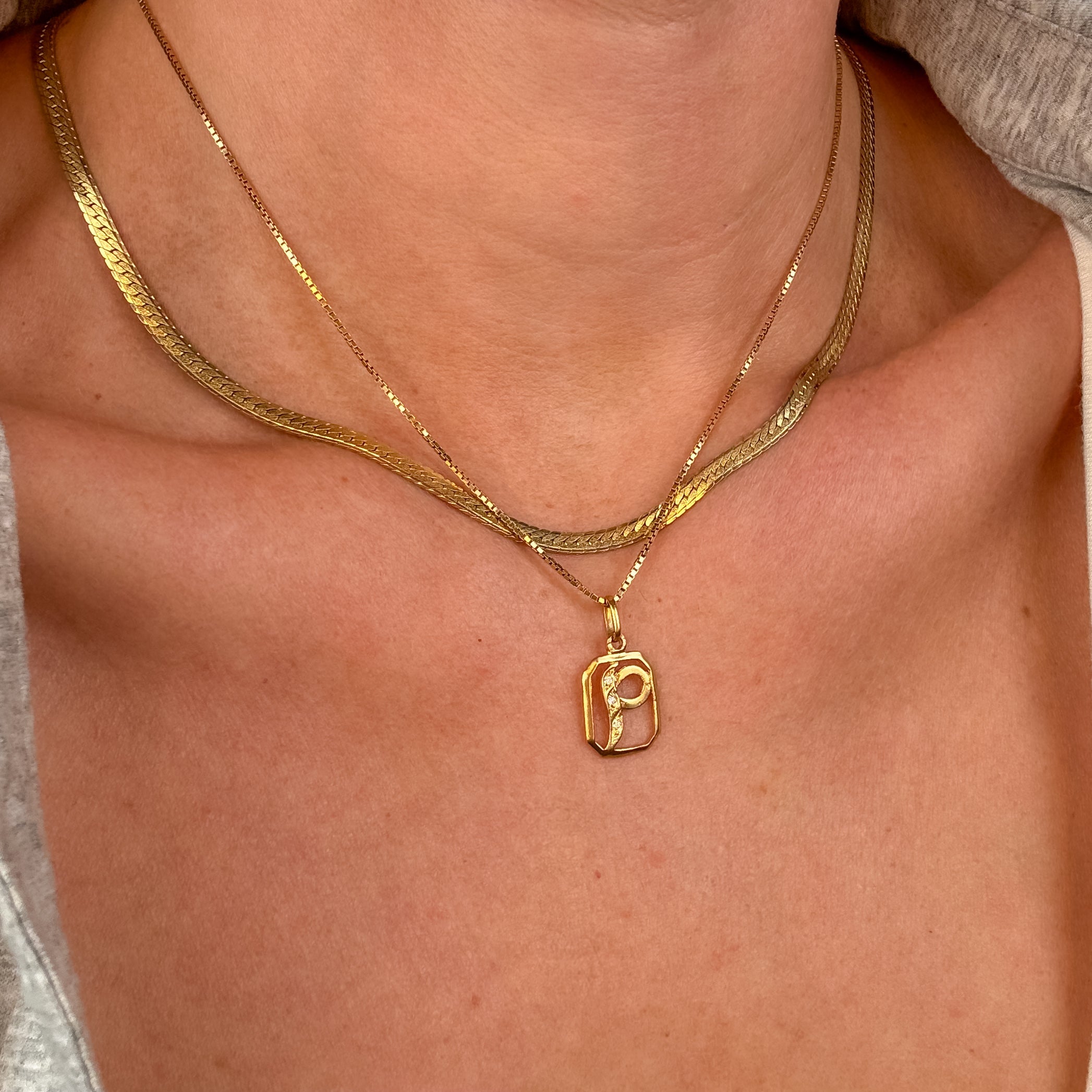 Sparkling 'P' Trilogy Letter Pendant
