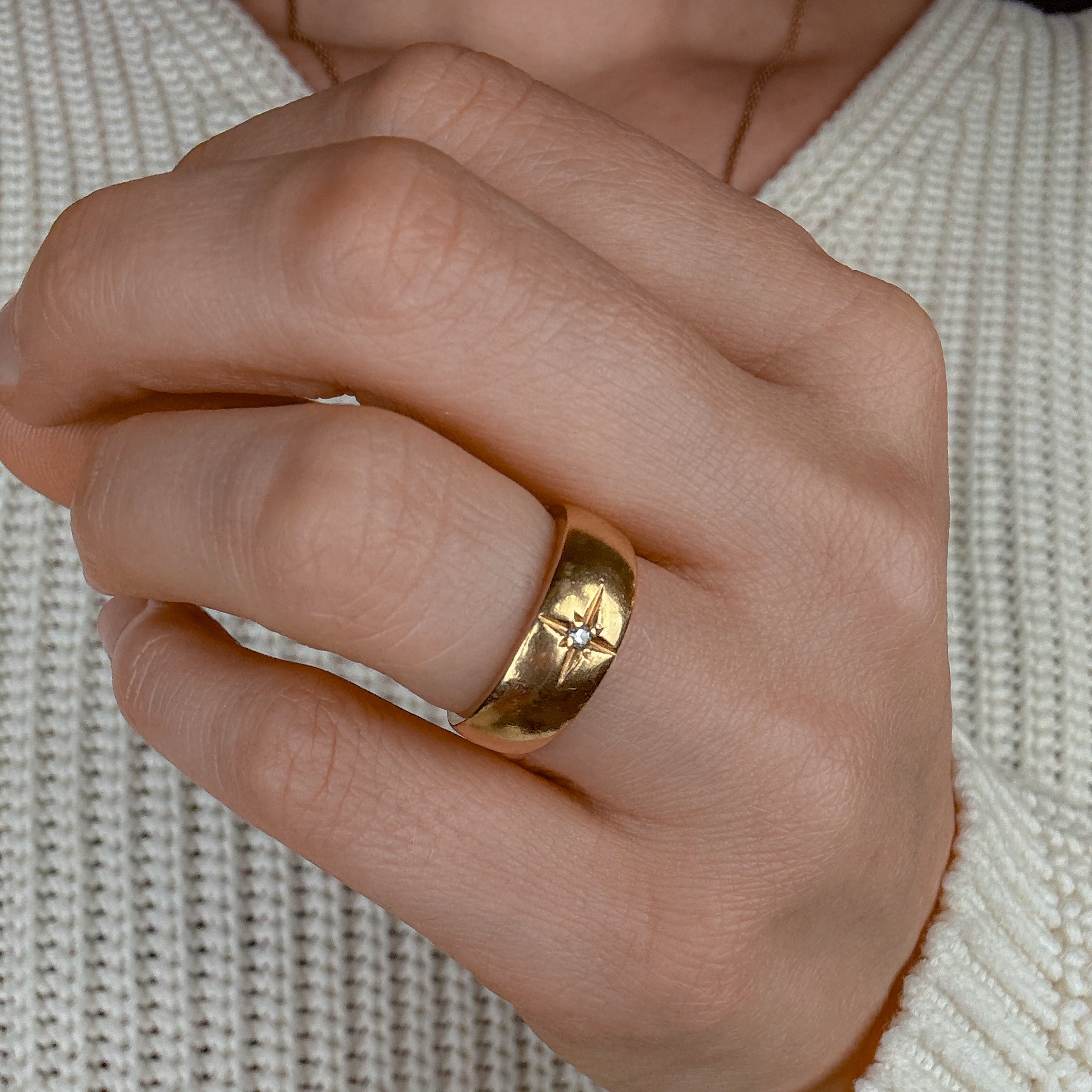 Solitaire Diamond Starburst Gold Band