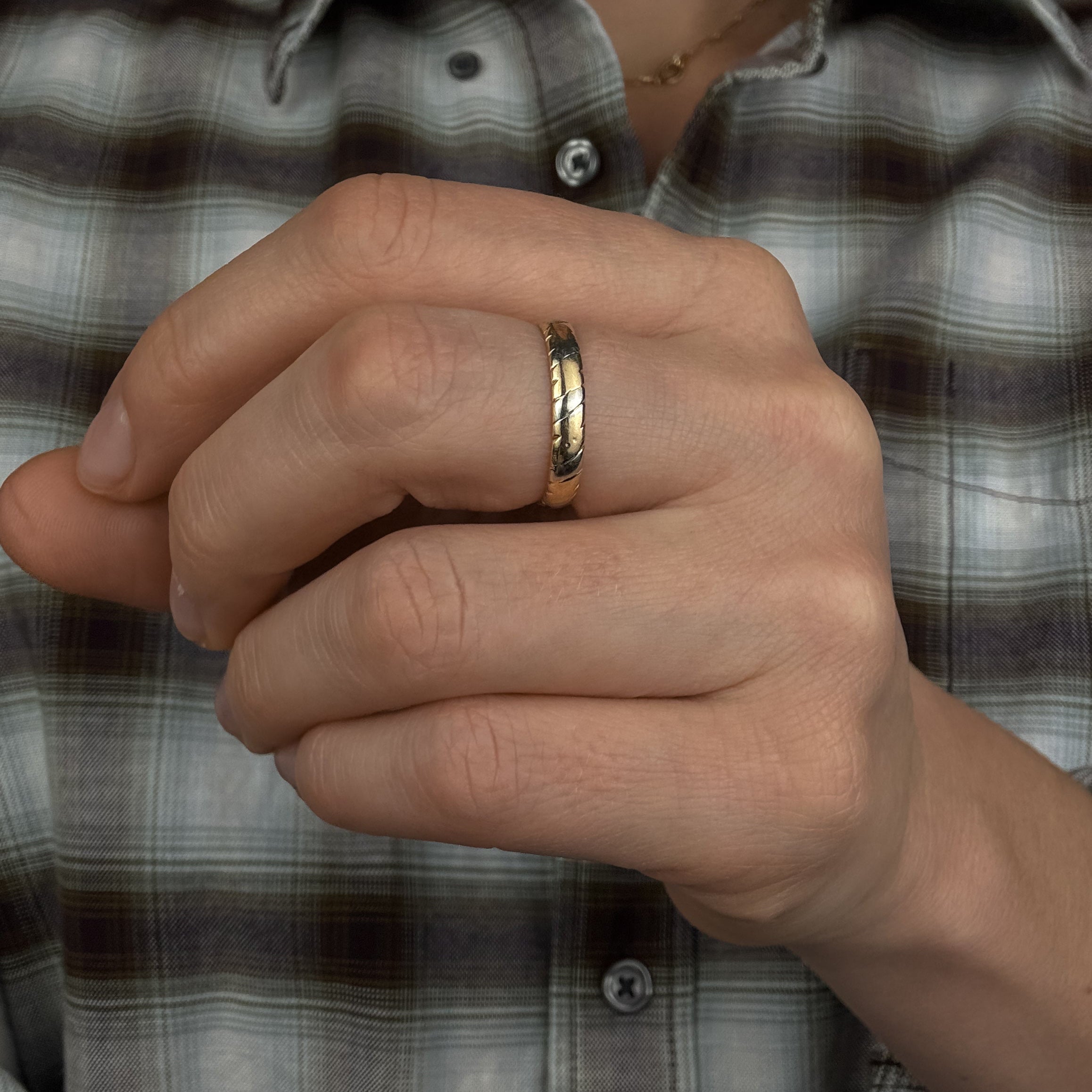 3.3mm Two-Tone Scalloped Gold Band