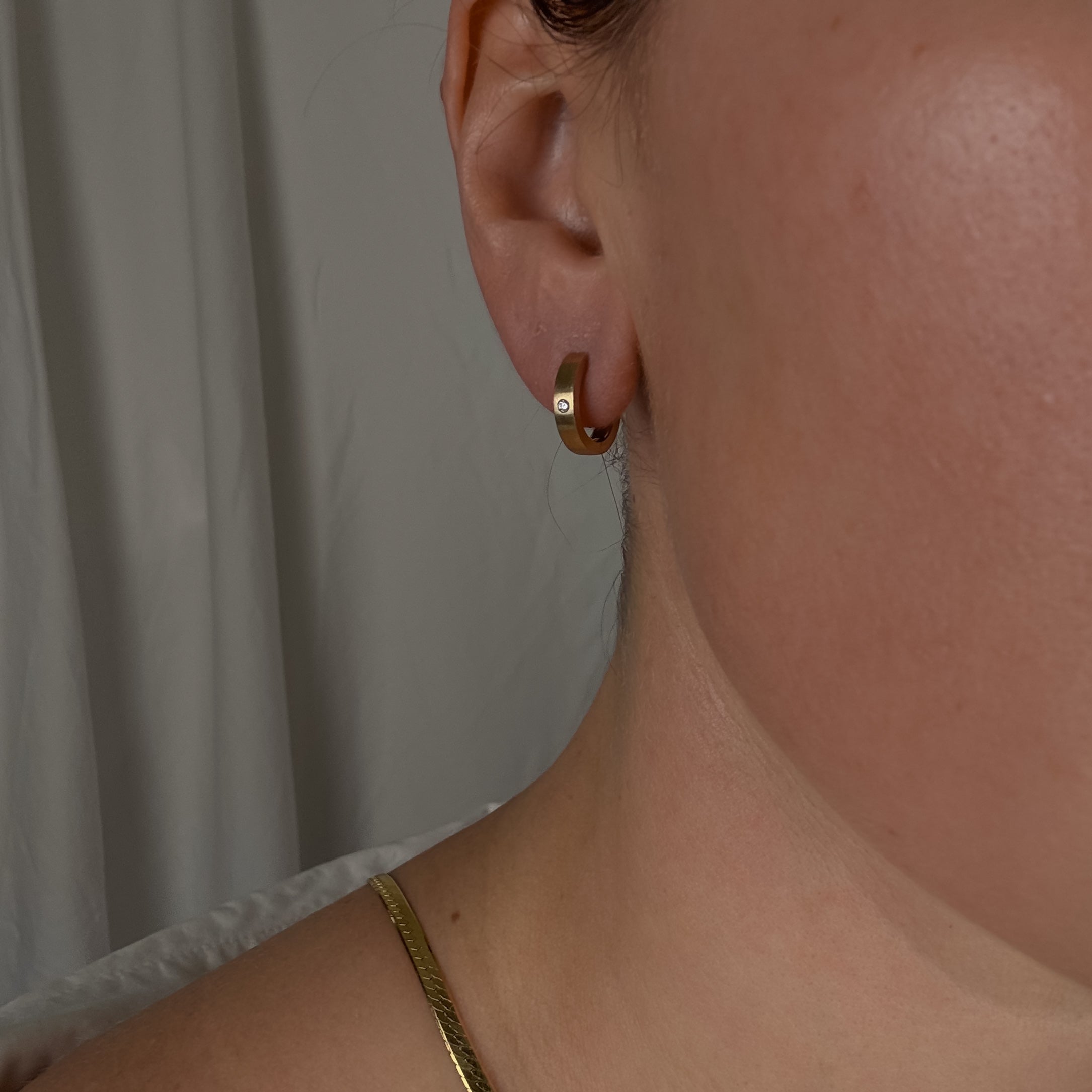 Single Hoop with Solitaire Diamond