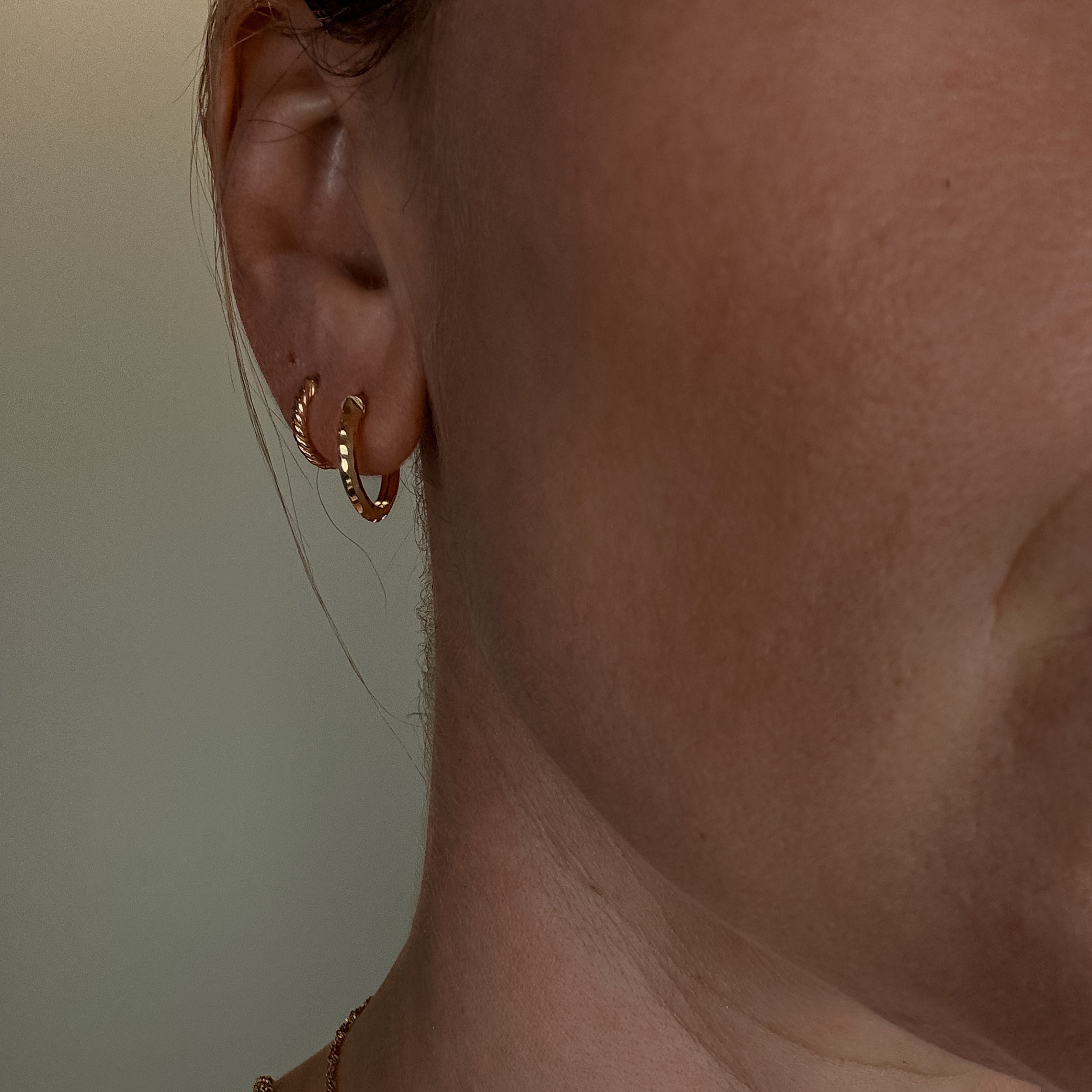 15.7mm Dainty Scalloped Hoops