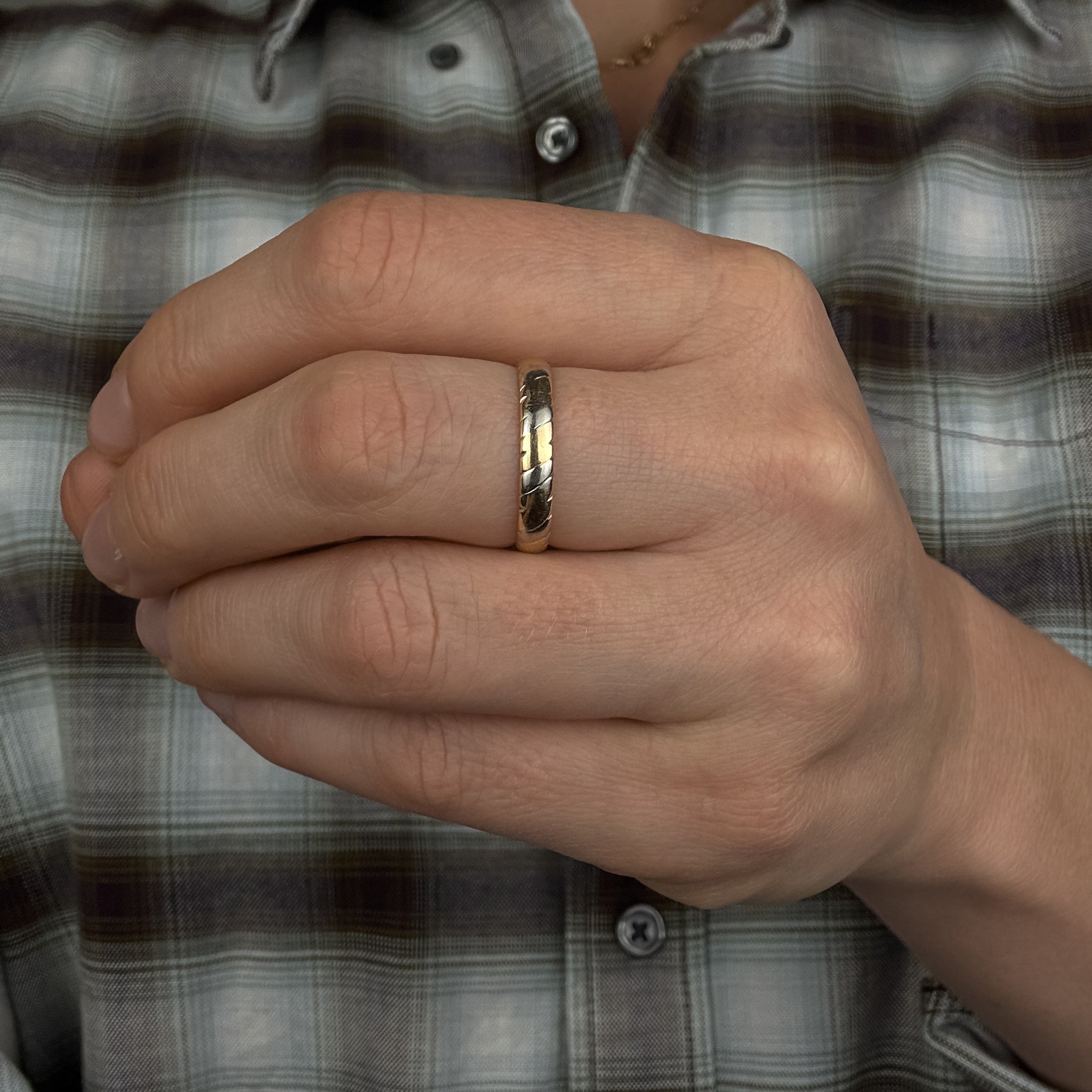 3.3mm Two-Tone Scalloped Gold Band