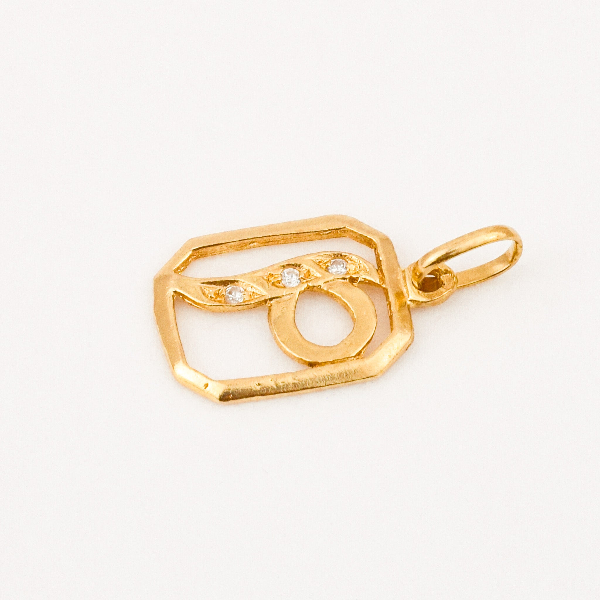 Sparkling 'P' Trilogy Letter Pendant