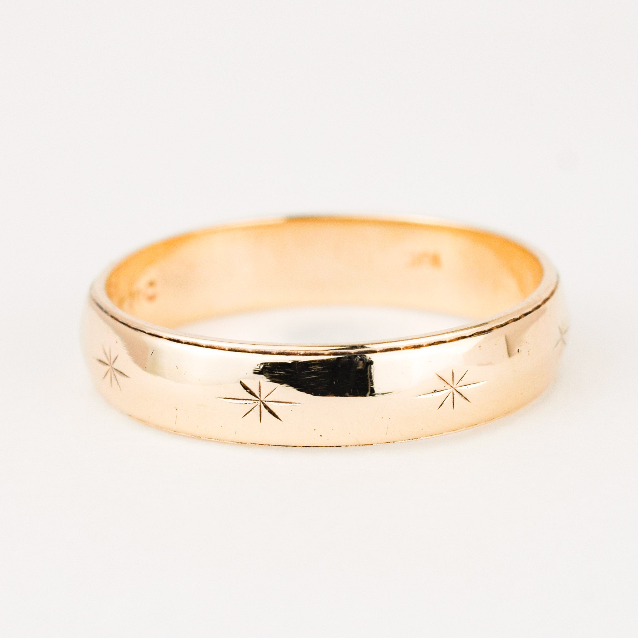 Gold band ring with circles top