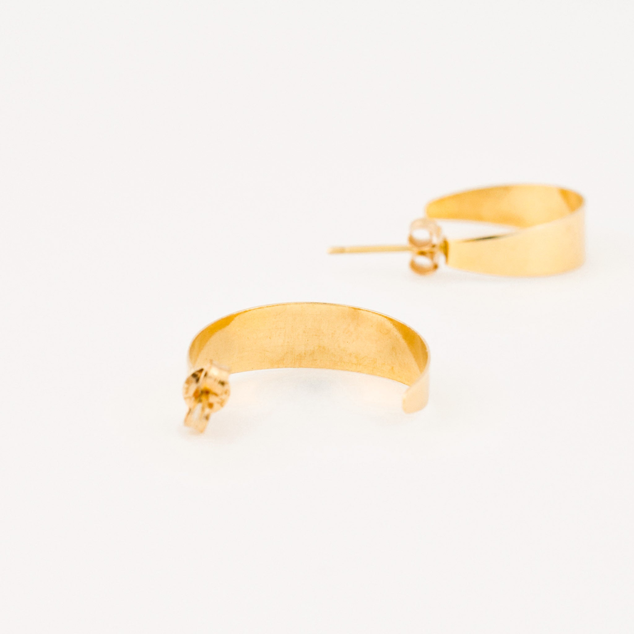 vintage gold sleek hoop earrings 