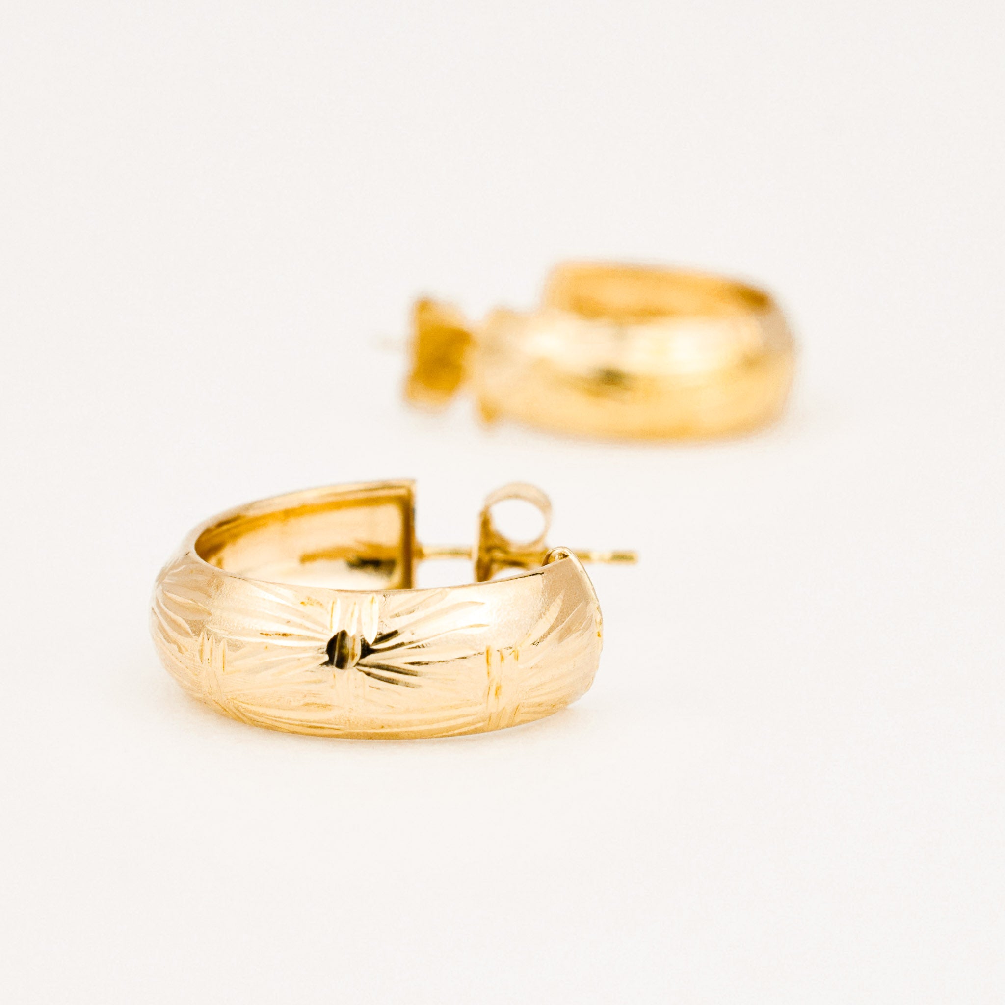 vintage 10k gold etched hoop earrings 