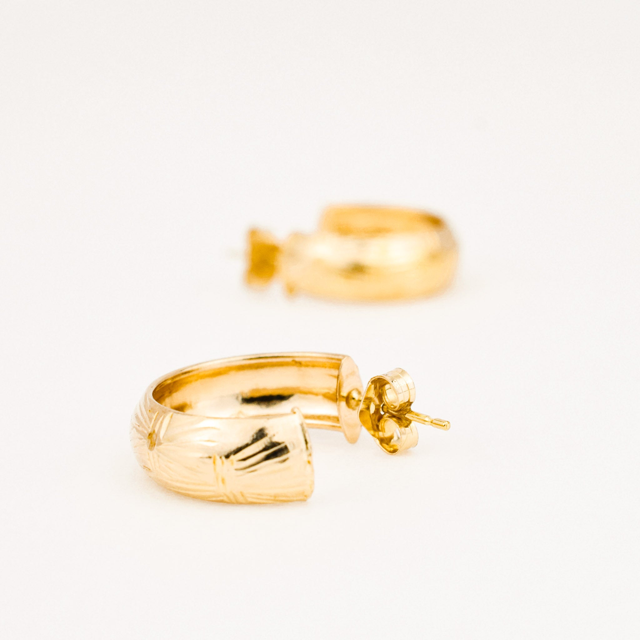 vintage 10k gold etched hoop earrings 