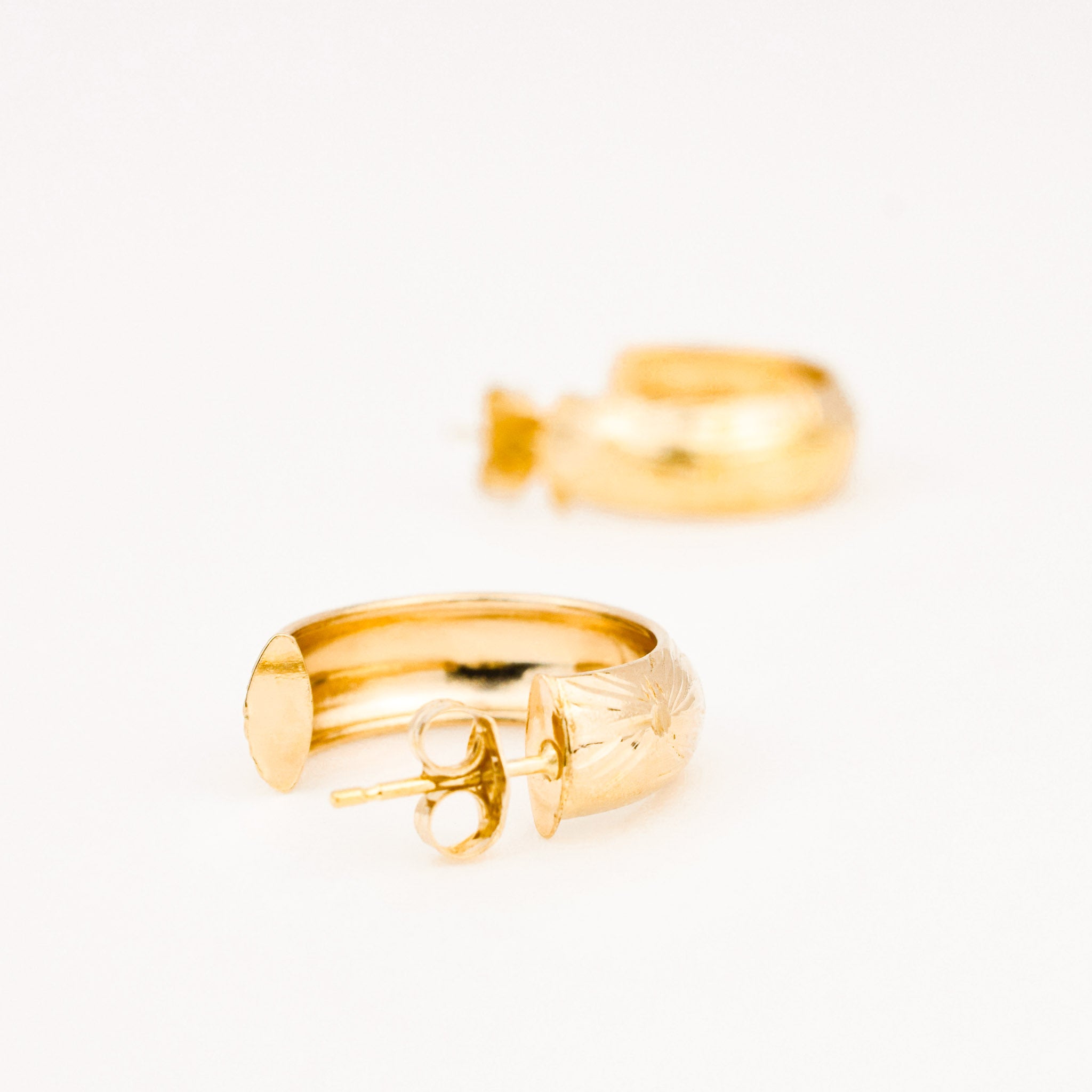 vintage 10k gold etched hoop earrings 