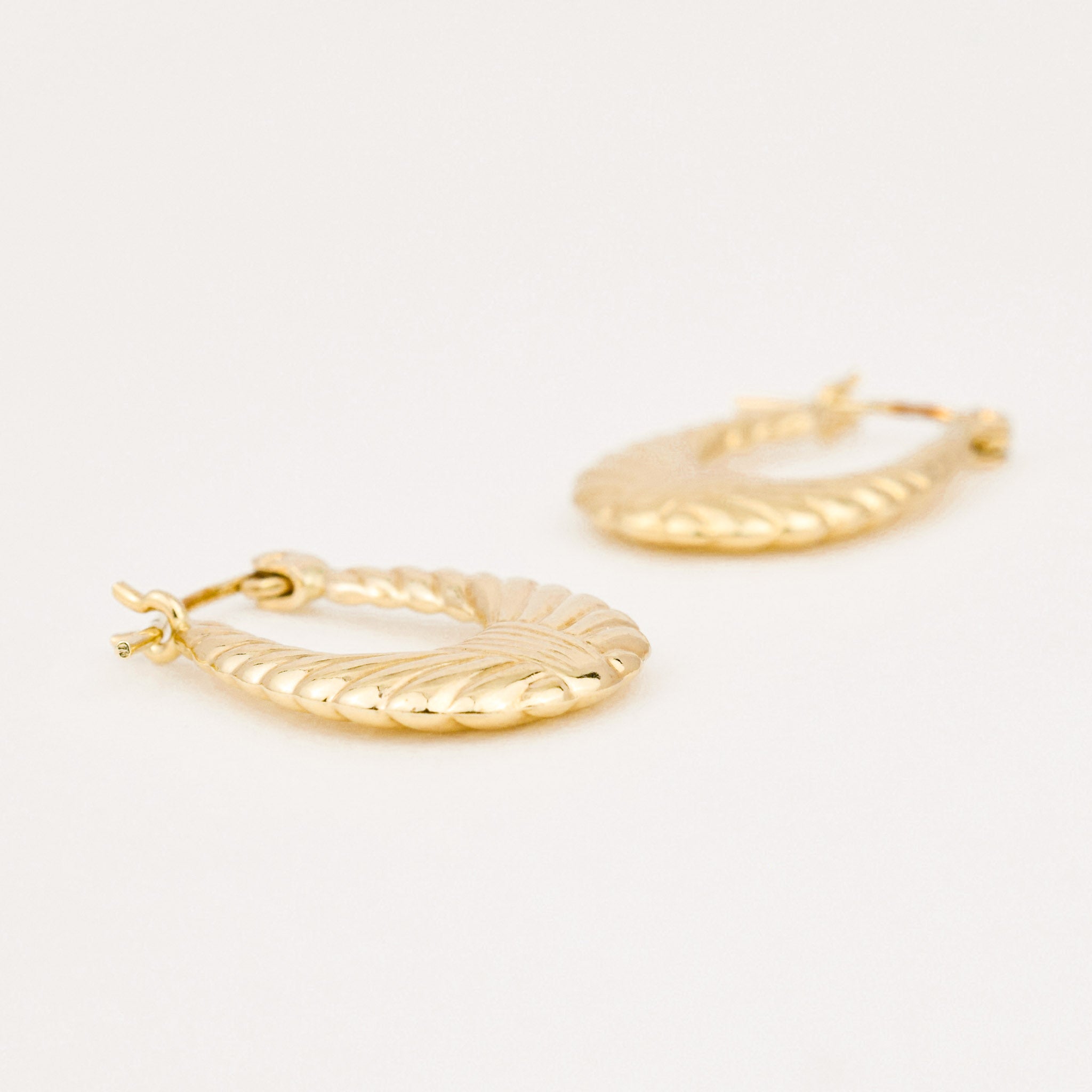 vintage gold oval hoop earrings 