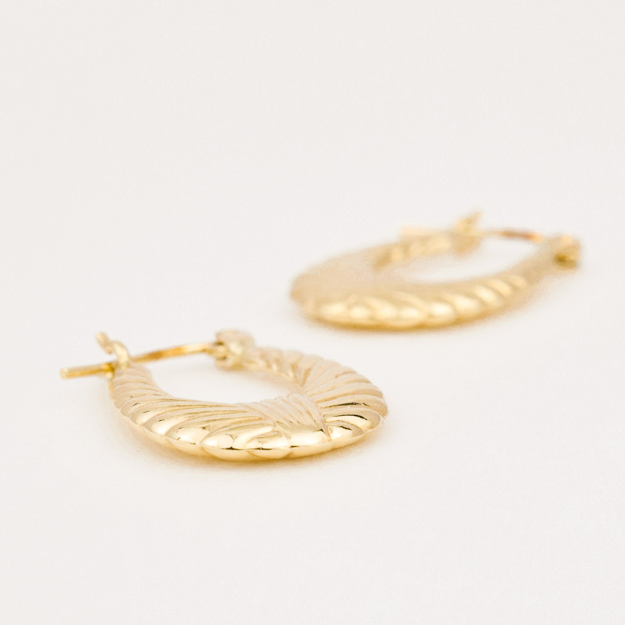 vintage gold oval hoop earrings 