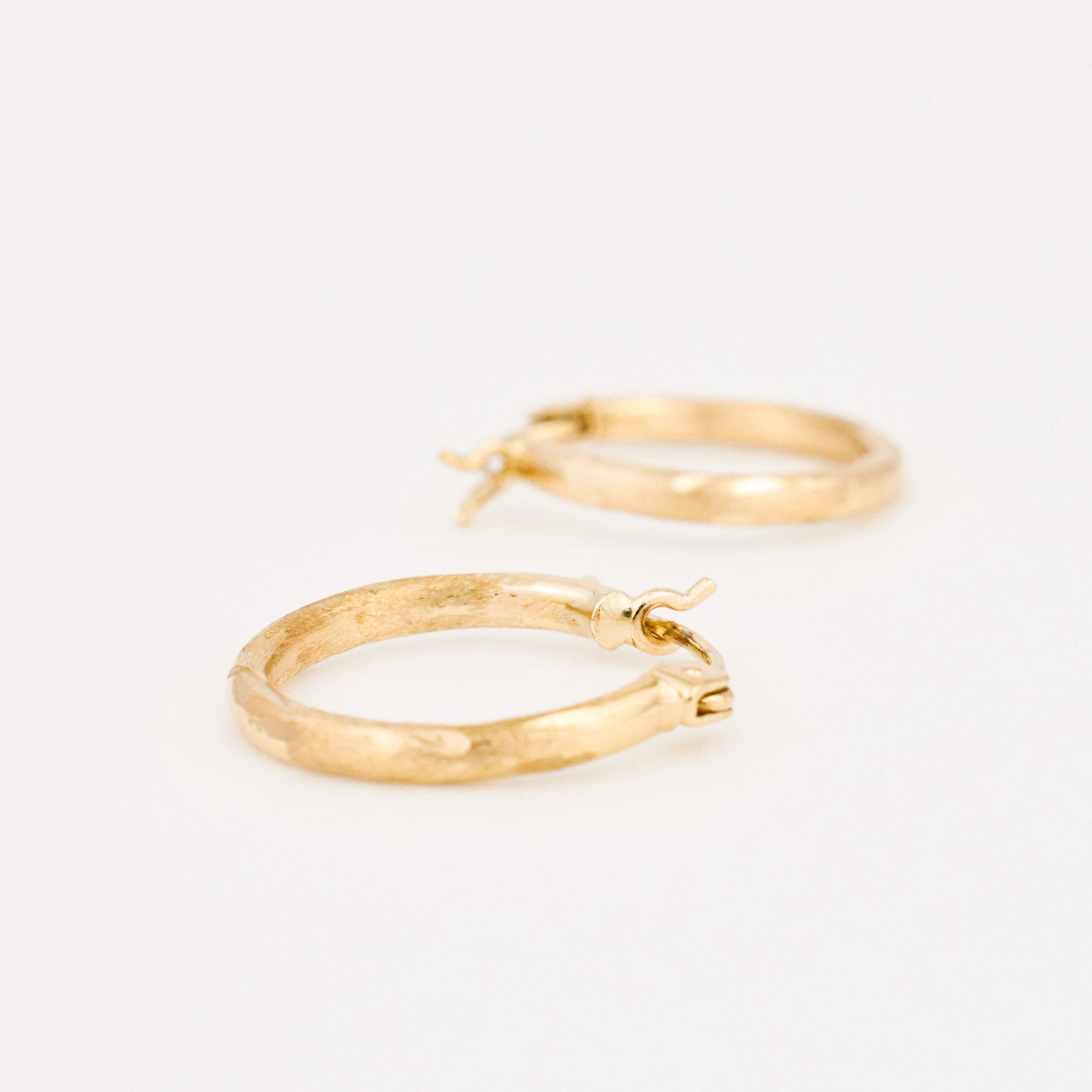 vintage gold 17mm hoop earrings