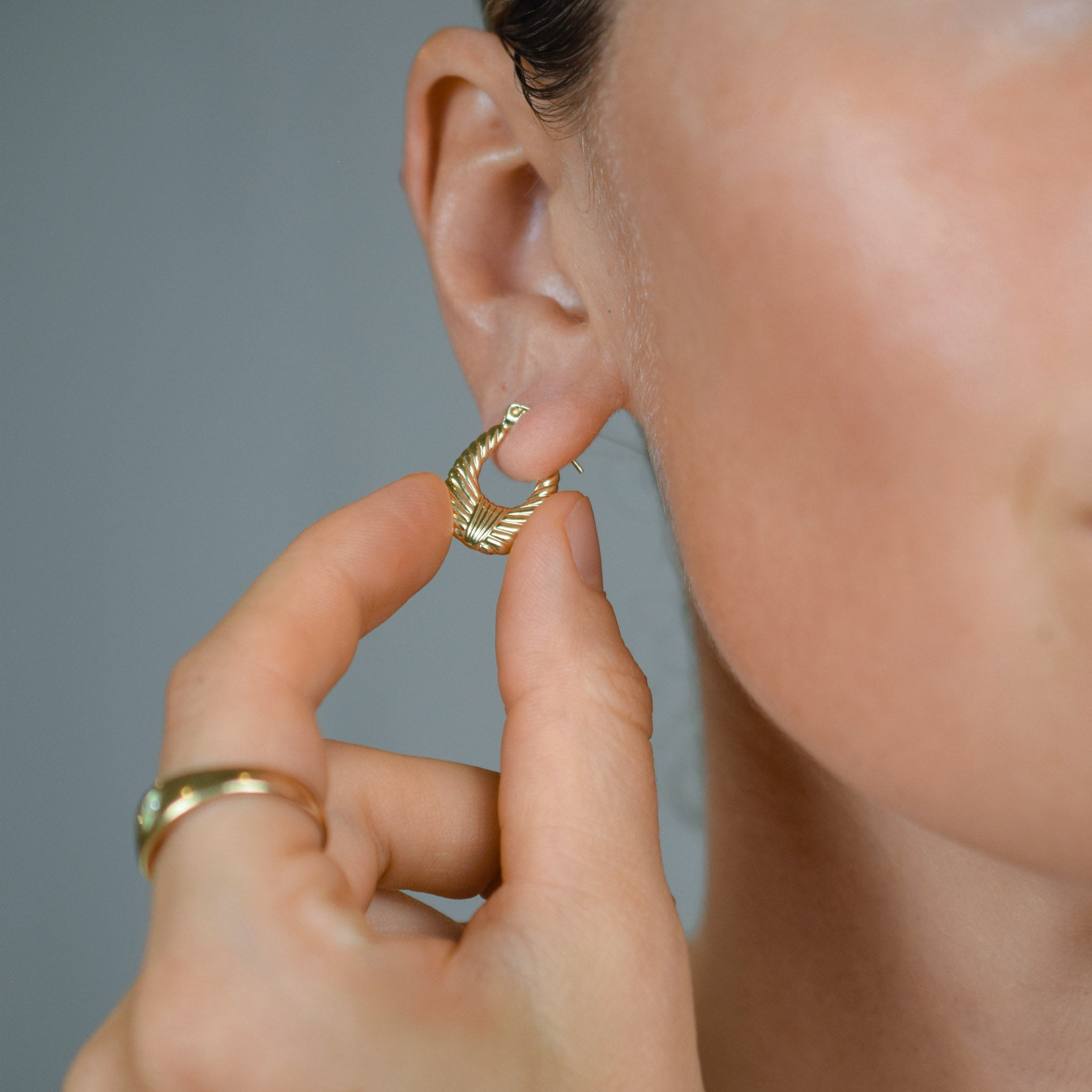 vintage gold oval hoop earrings 