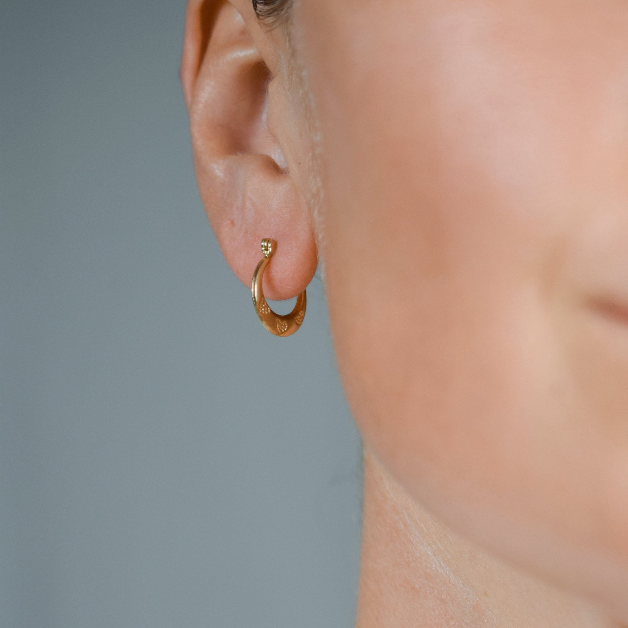 vintage 10k yellow gold heart hoop earrings