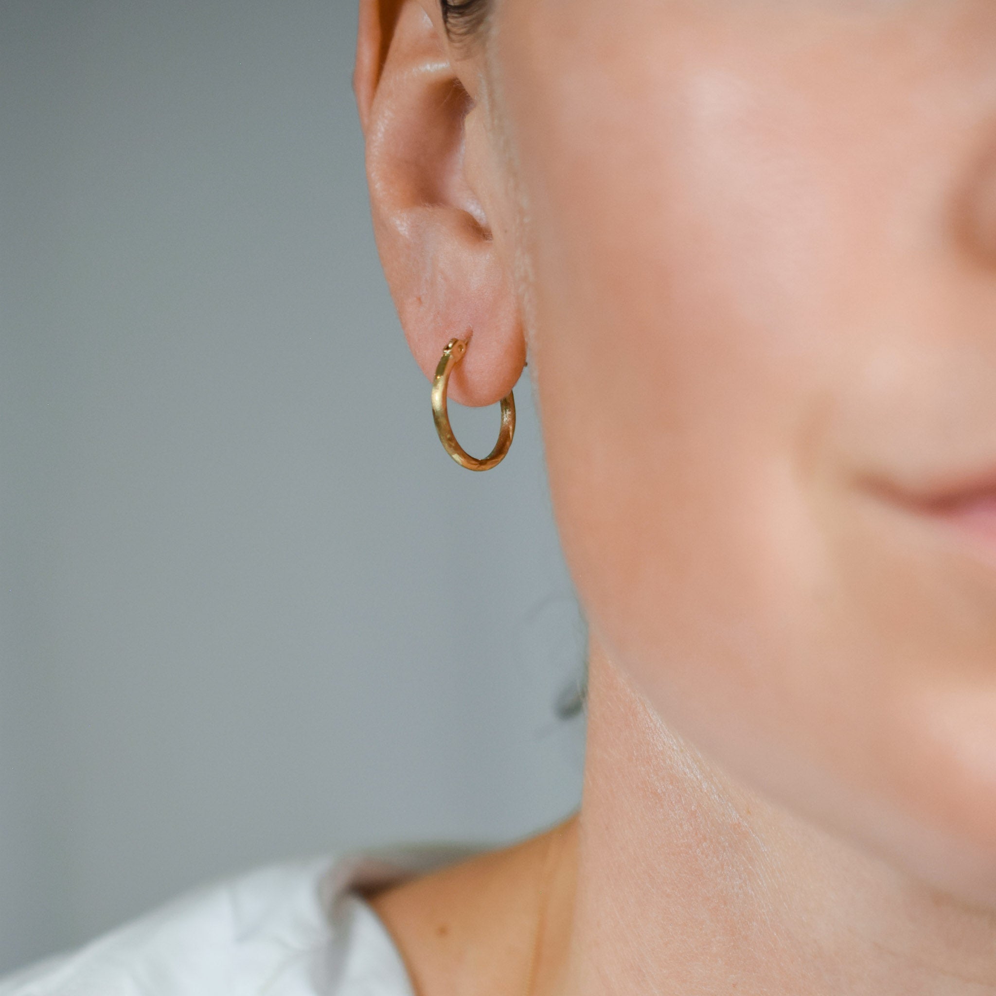 vintage gold 17mm hoop earrings