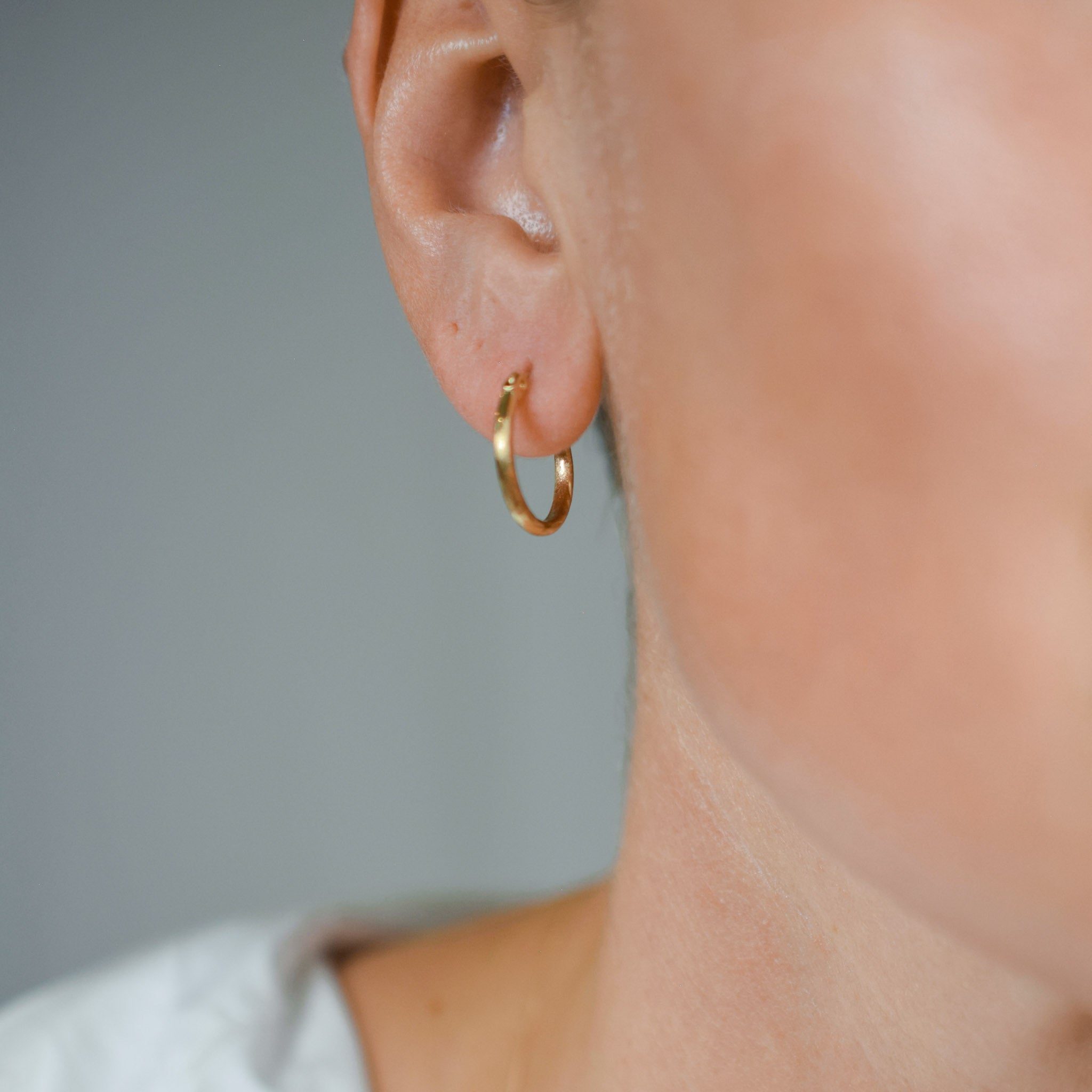 vintage gold 17mm hoop earrings