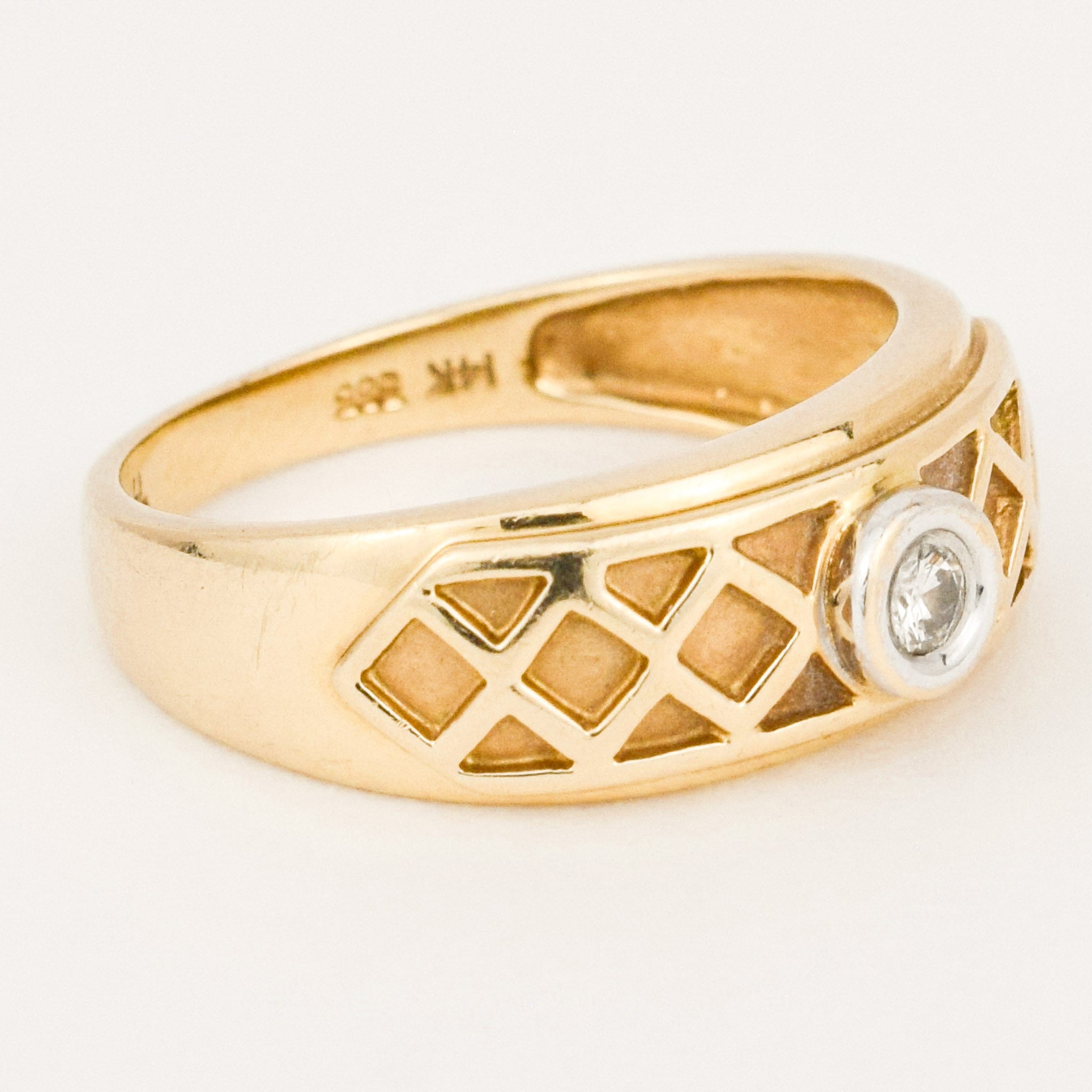 vintage quilted gold band with solitaire diamond 
