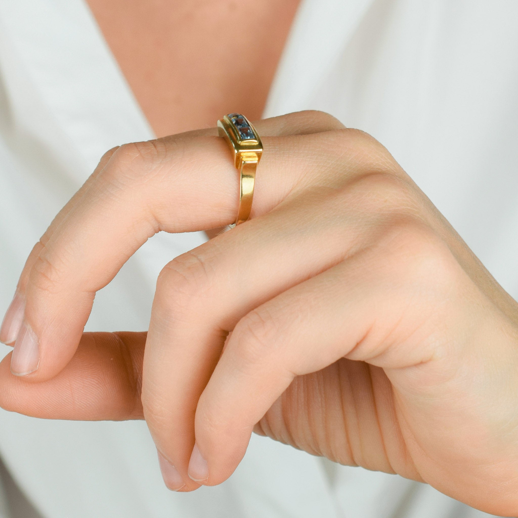 vintage 18k blue topaz saddle ring 