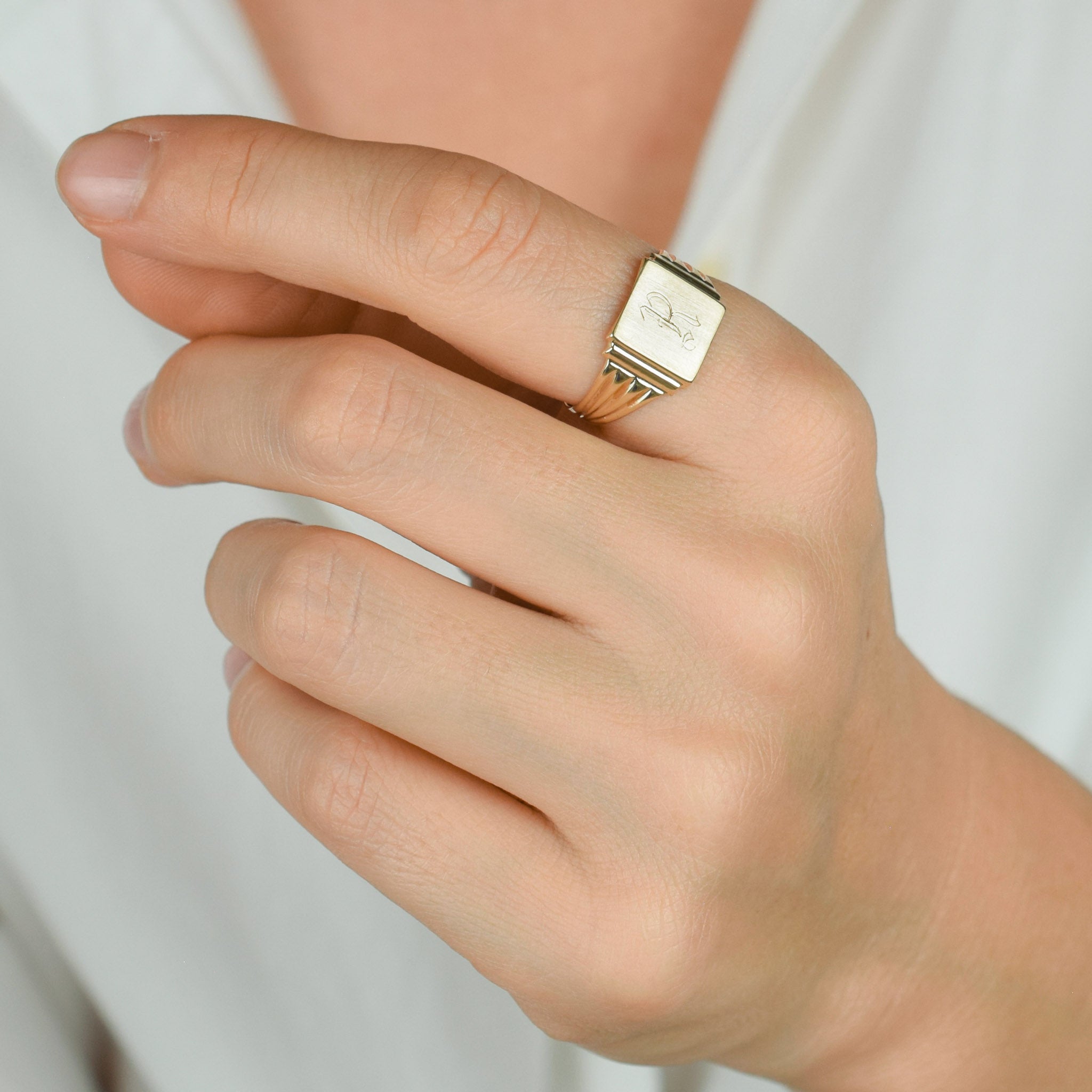 vintage gold 'r' signet ring
