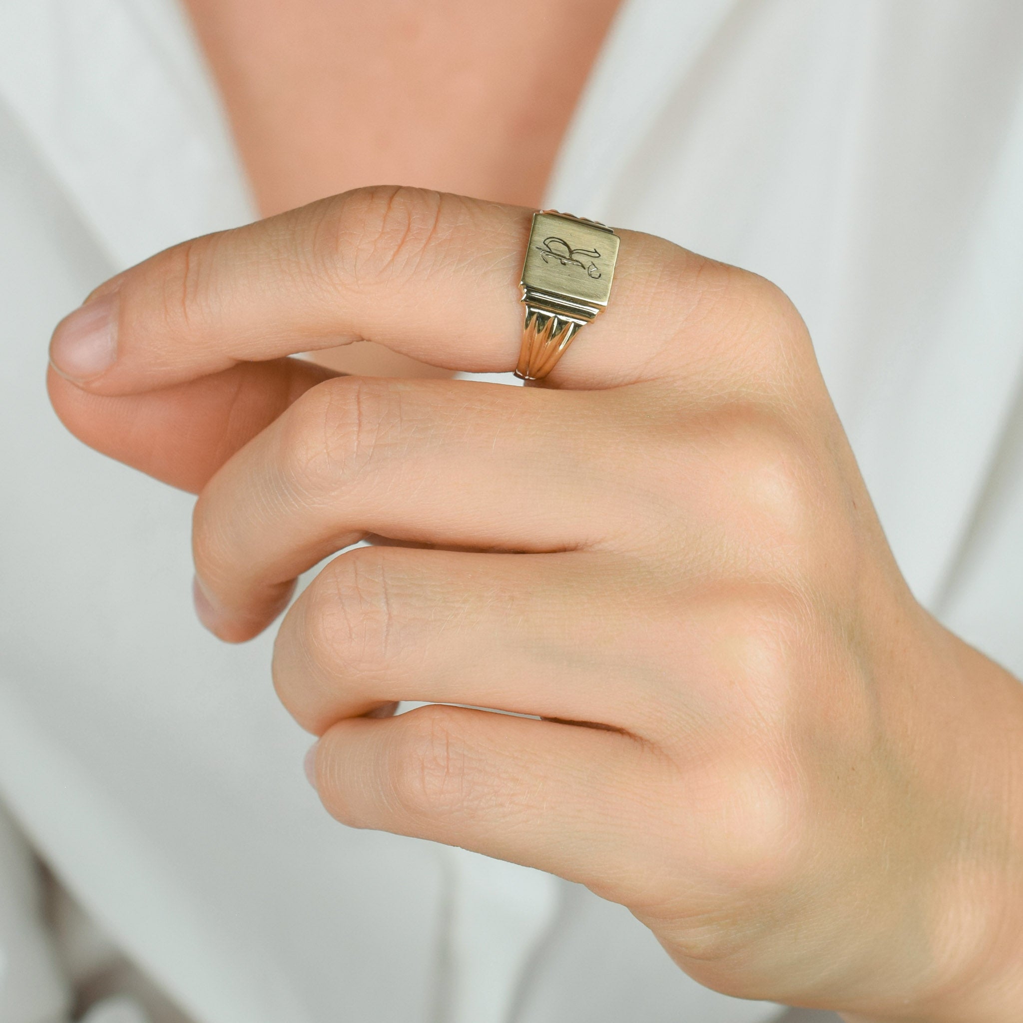 vintage gold 'r' signet ring