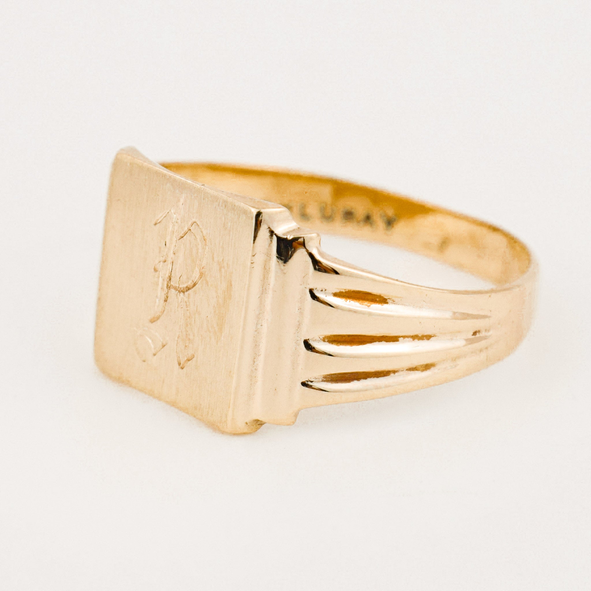 vintage gold 'r' signet ring