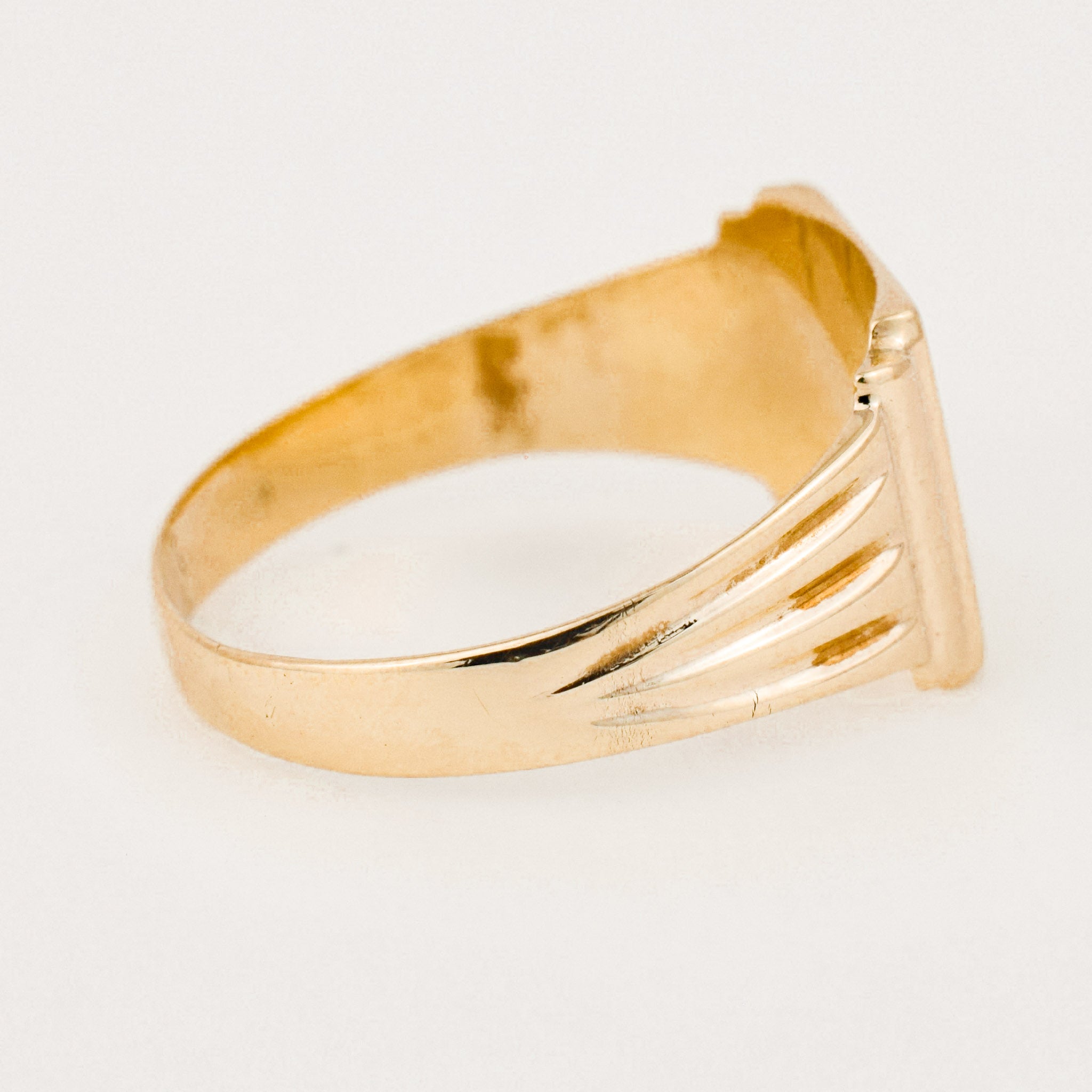 vintage gold 'r' signet ring