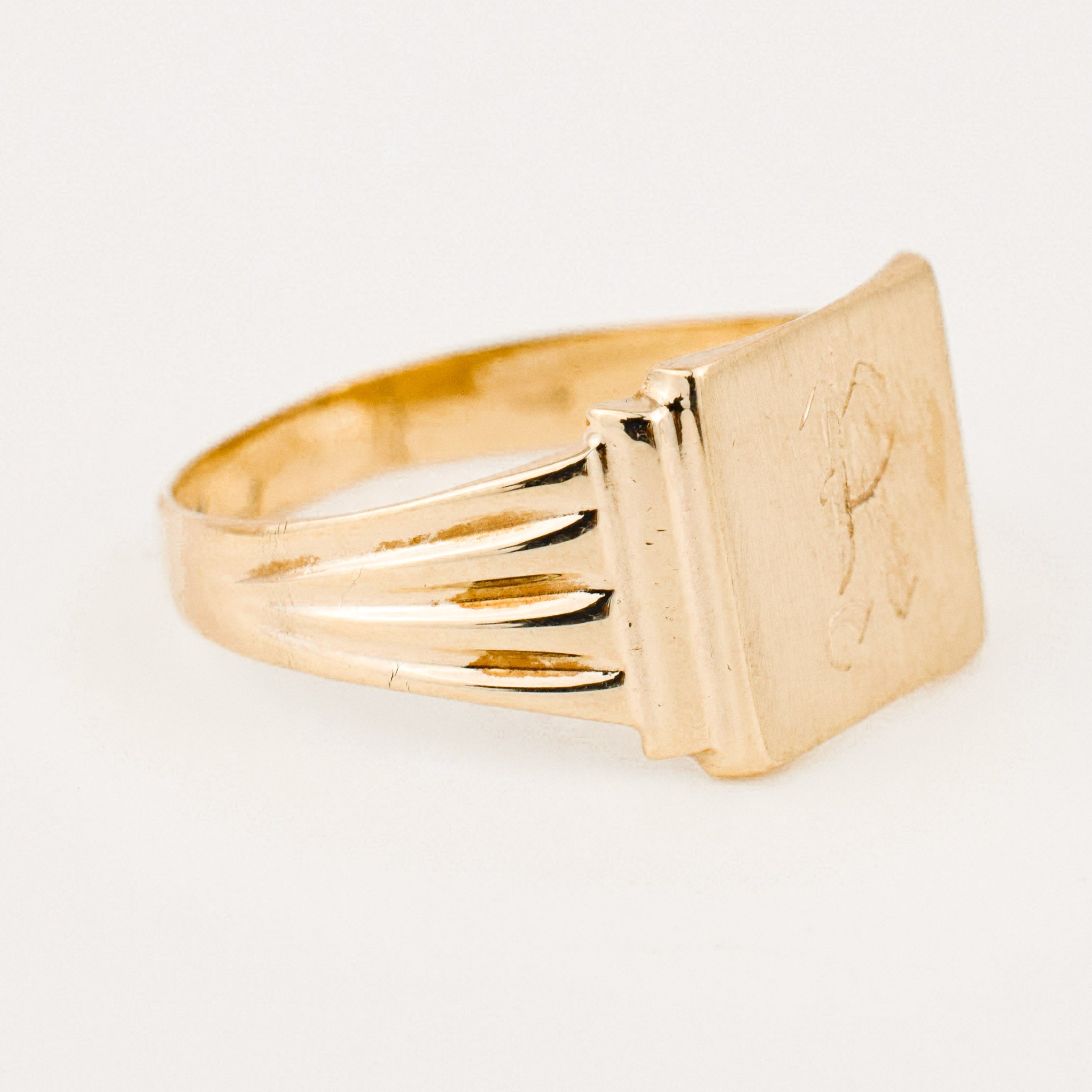 vintage gold 'r' signet ring