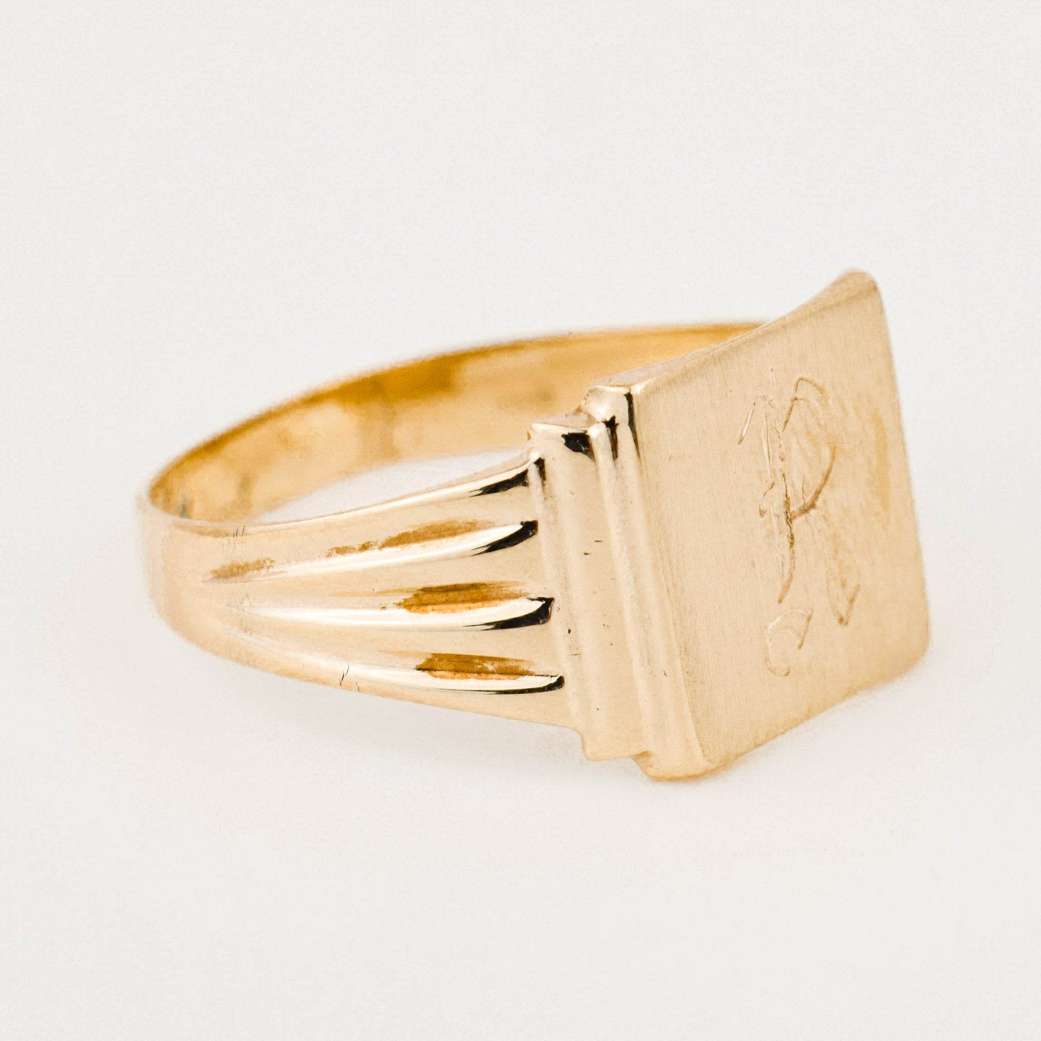 vintage gold 'r' signet ring