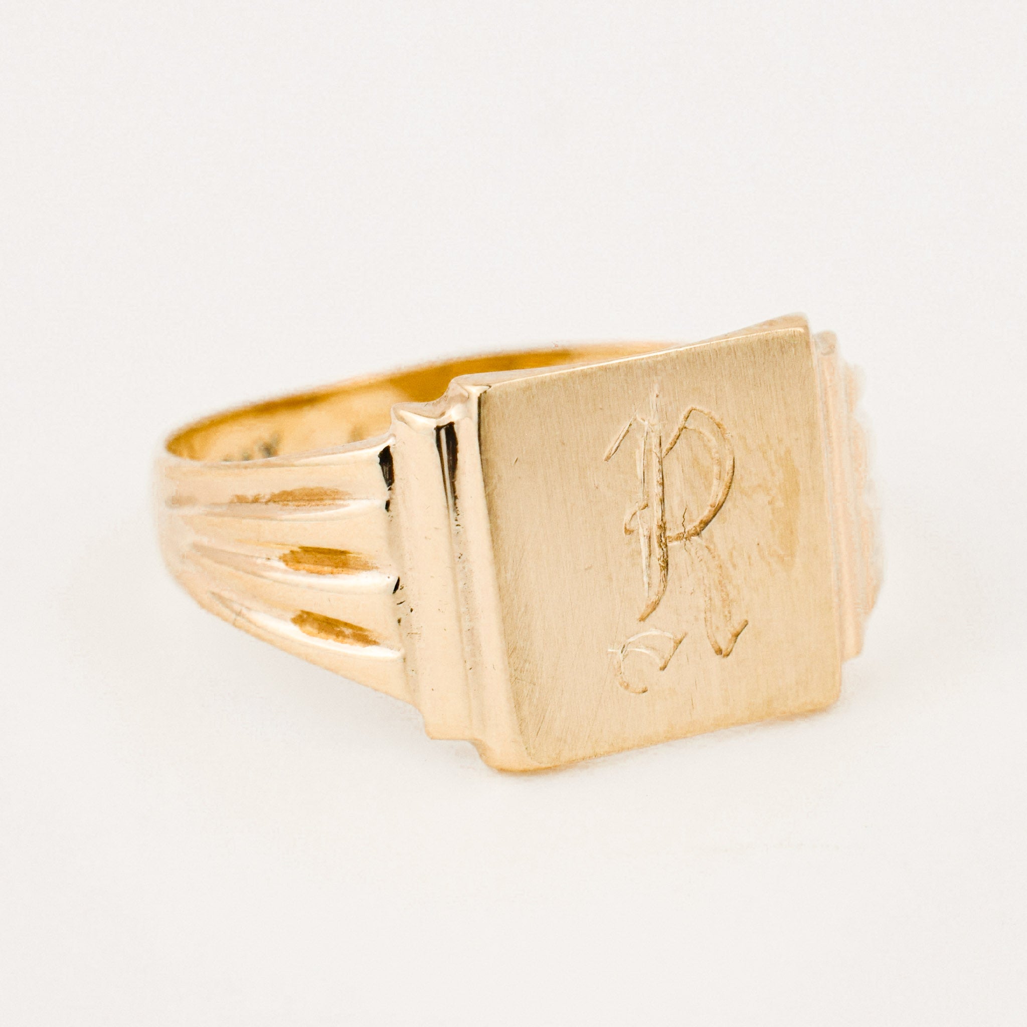 vintage gold 'r' signet ring