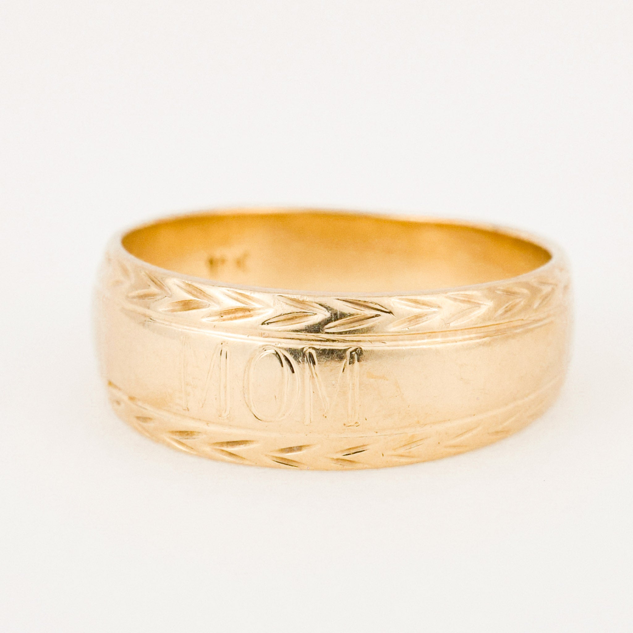 vintage gold 'MOM' ring 