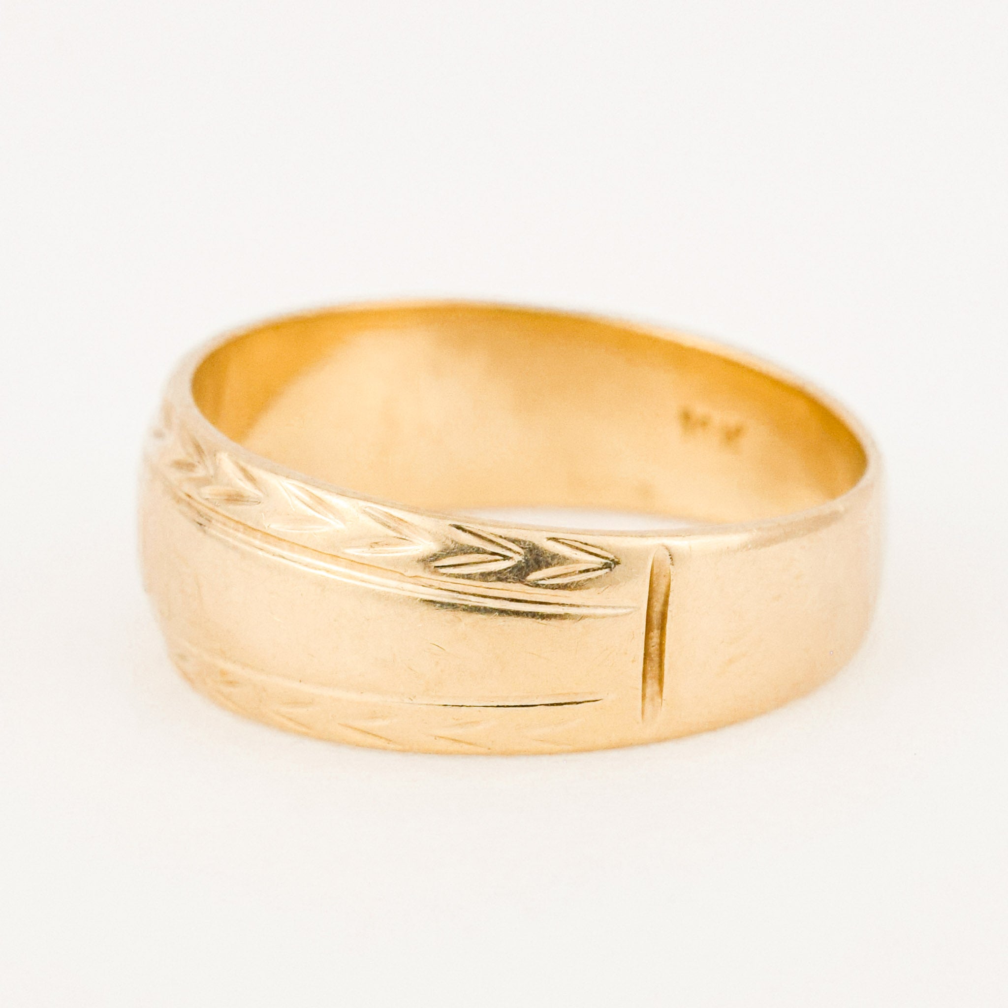 vintage gold 'MOM' ring 