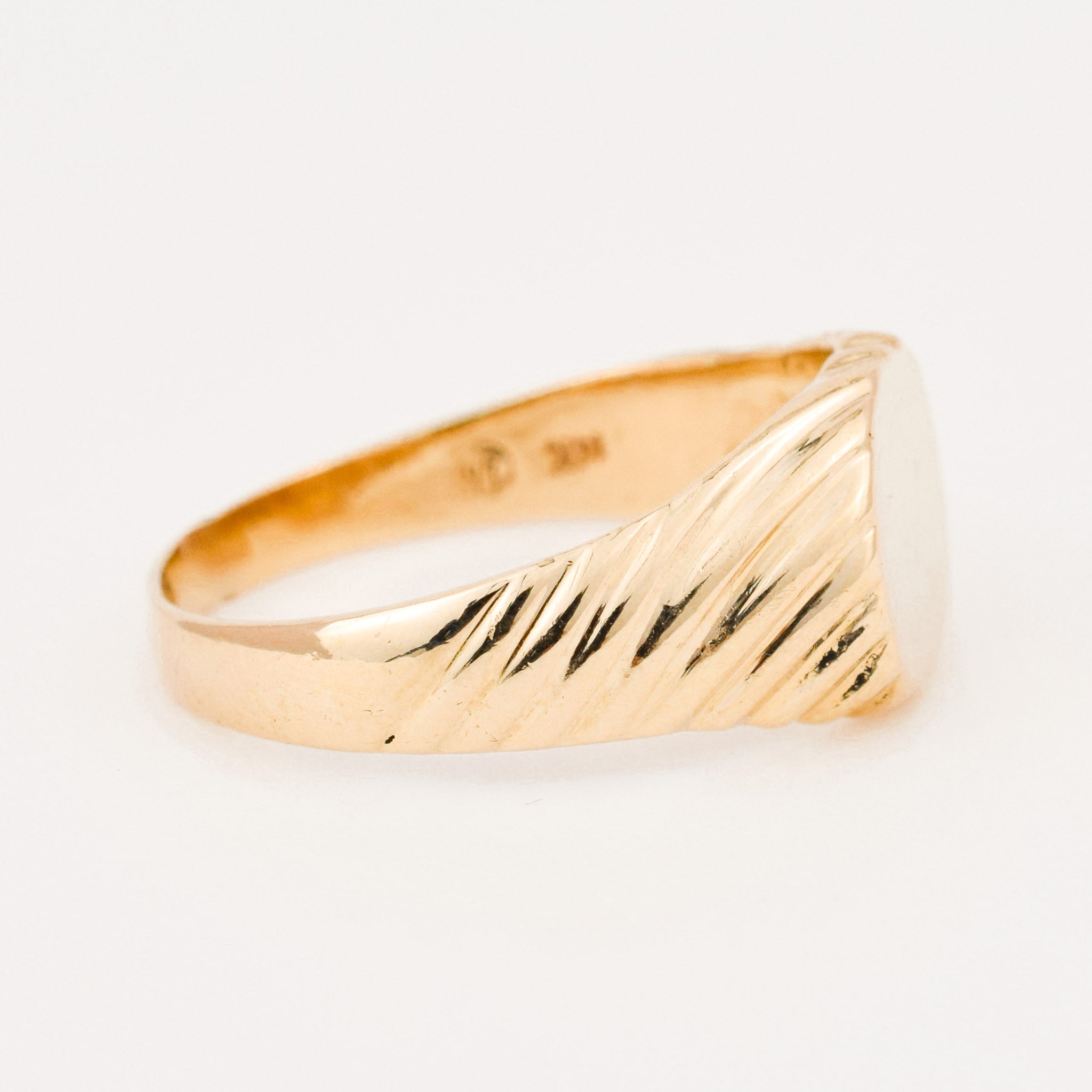 vintage gold 'C&E' signet ring 