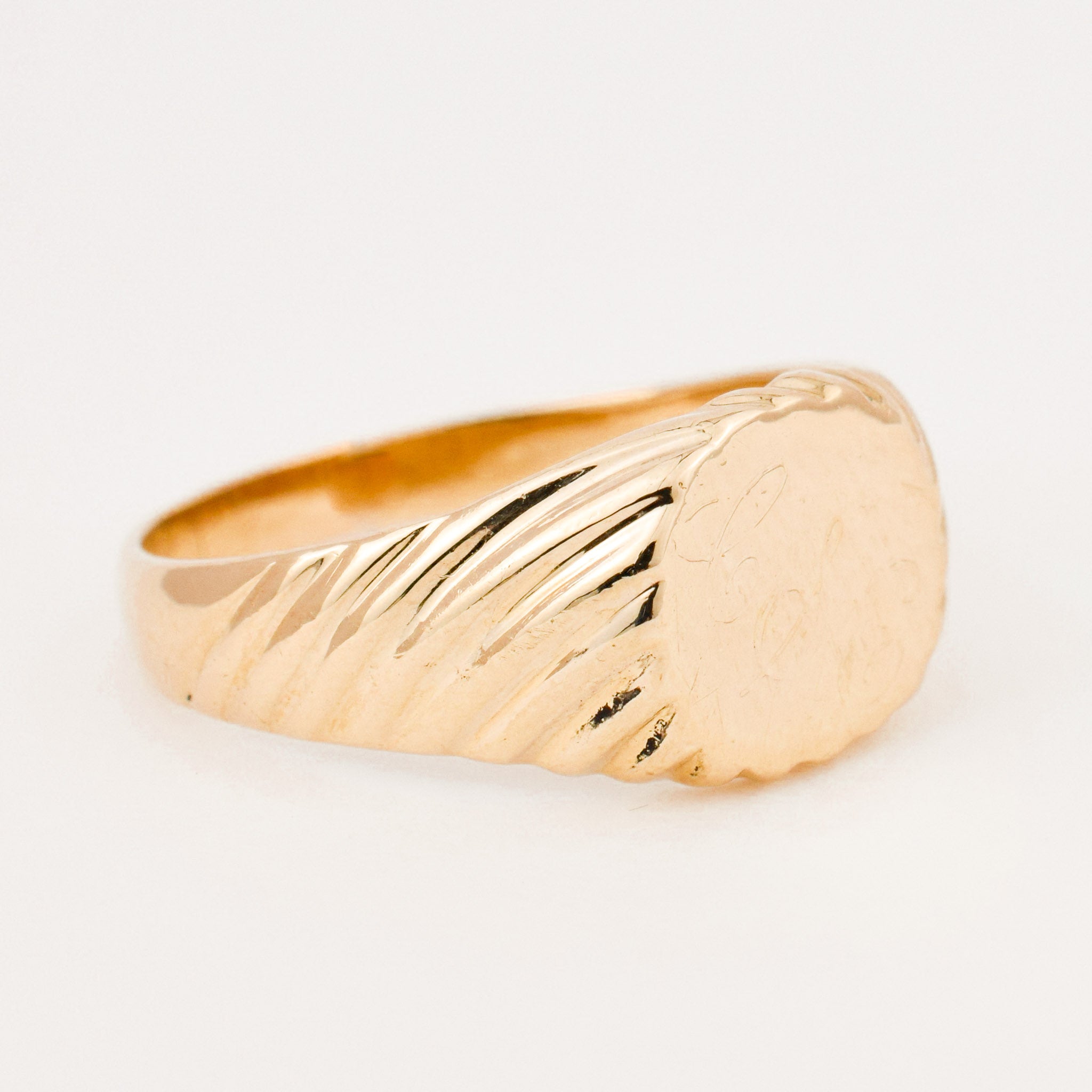 vintage gold 'C&E' signet ring 