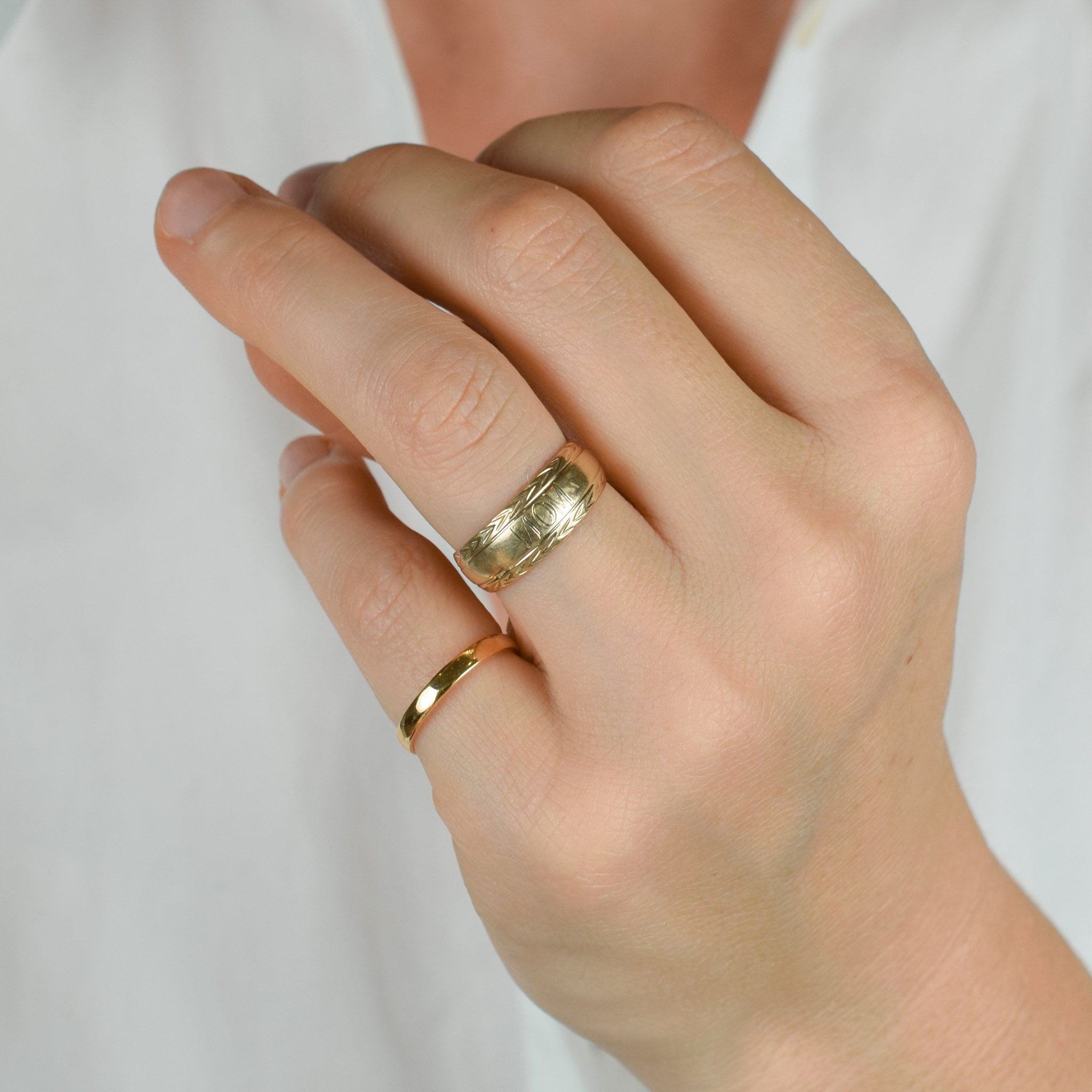 vintage gold 'MOM' ring 