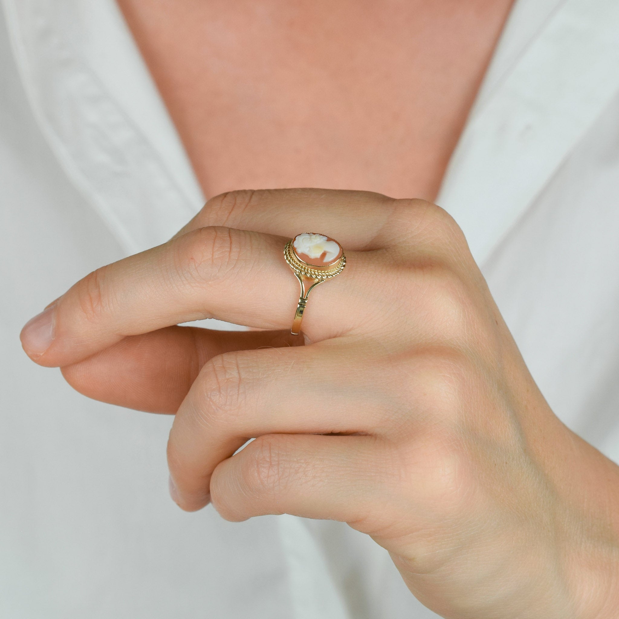 vintage gold cameo ring 