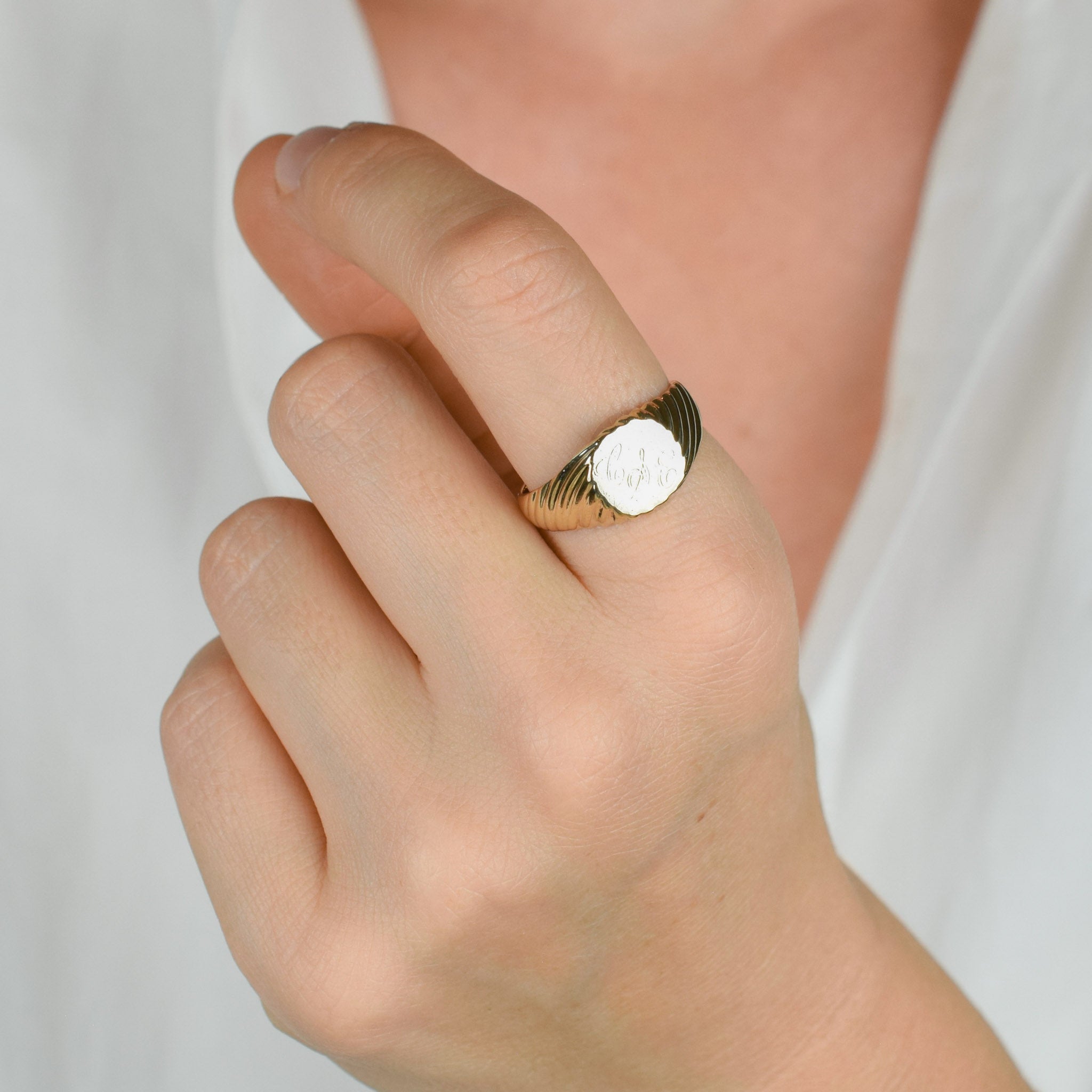 vintage gold 'C&E' signet ring 