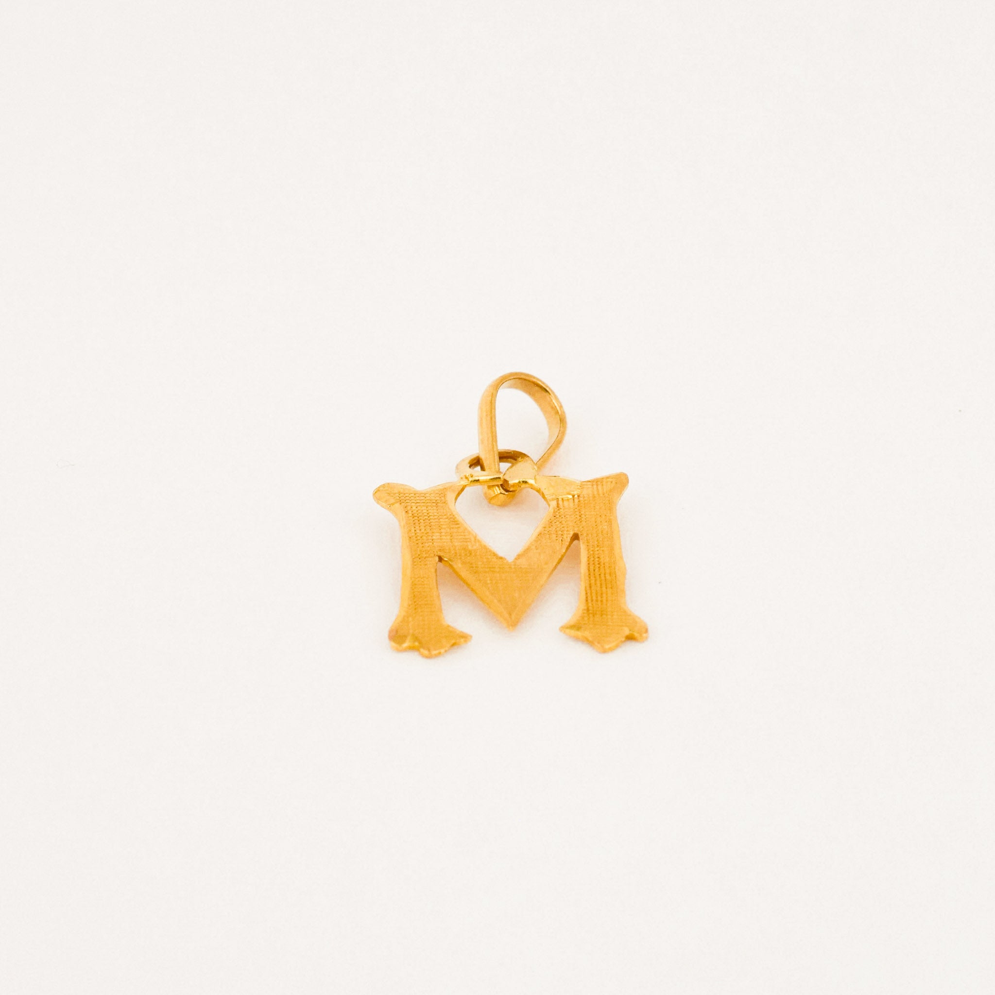vintage 22k gold 'M' charm pendant 