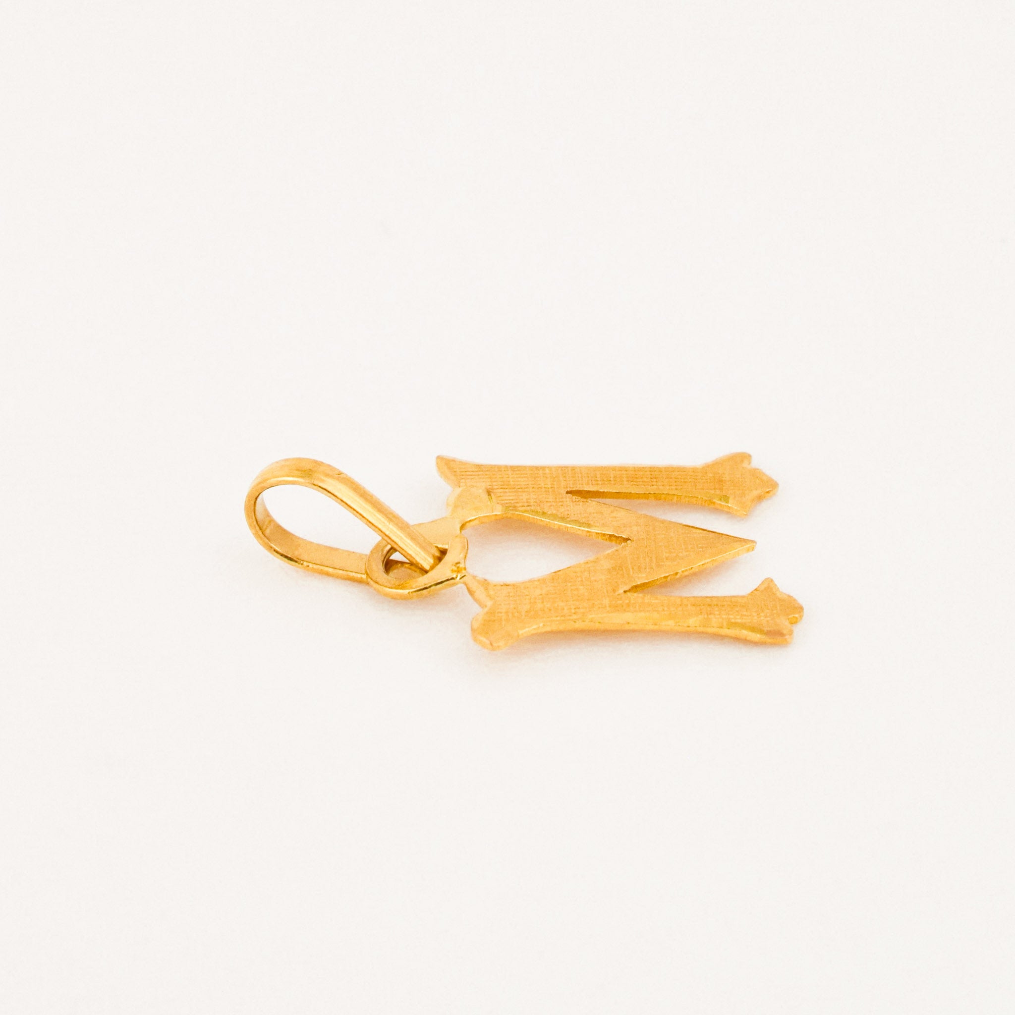 vintage 22k gold 'M' charm pendant 