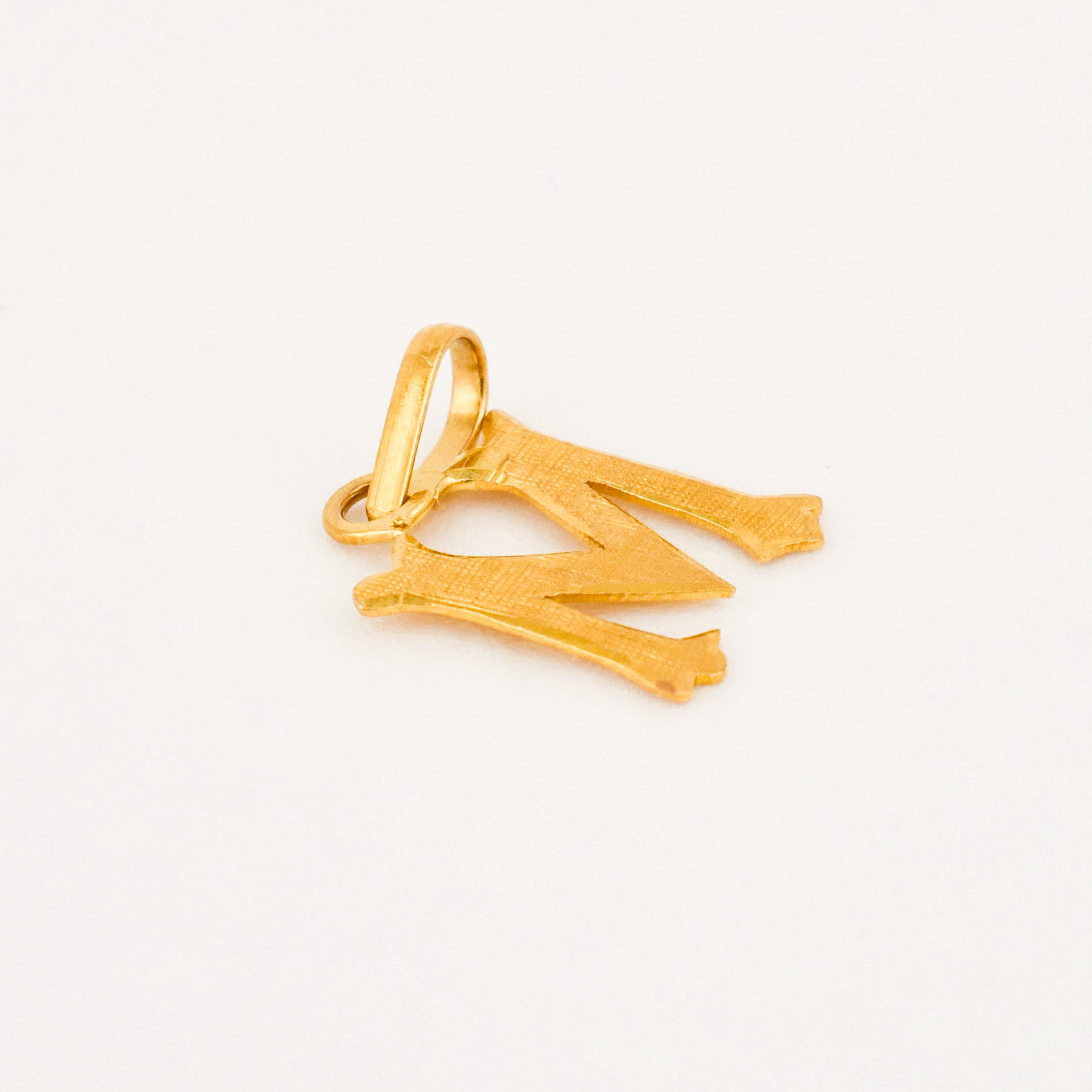 vintage 22k gold 'M' charm pendant 
