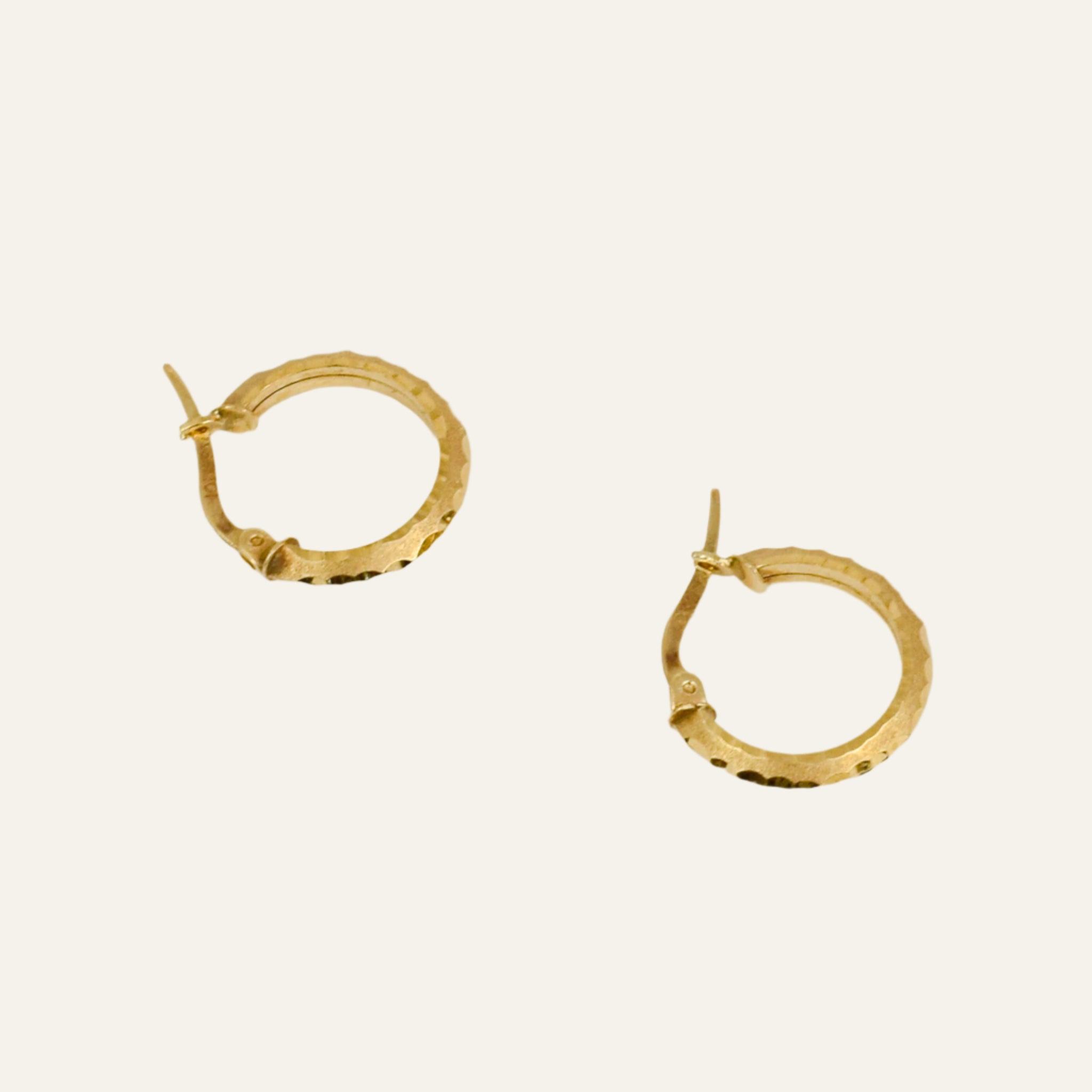 15.7mm Dainty Scalloped Hoops