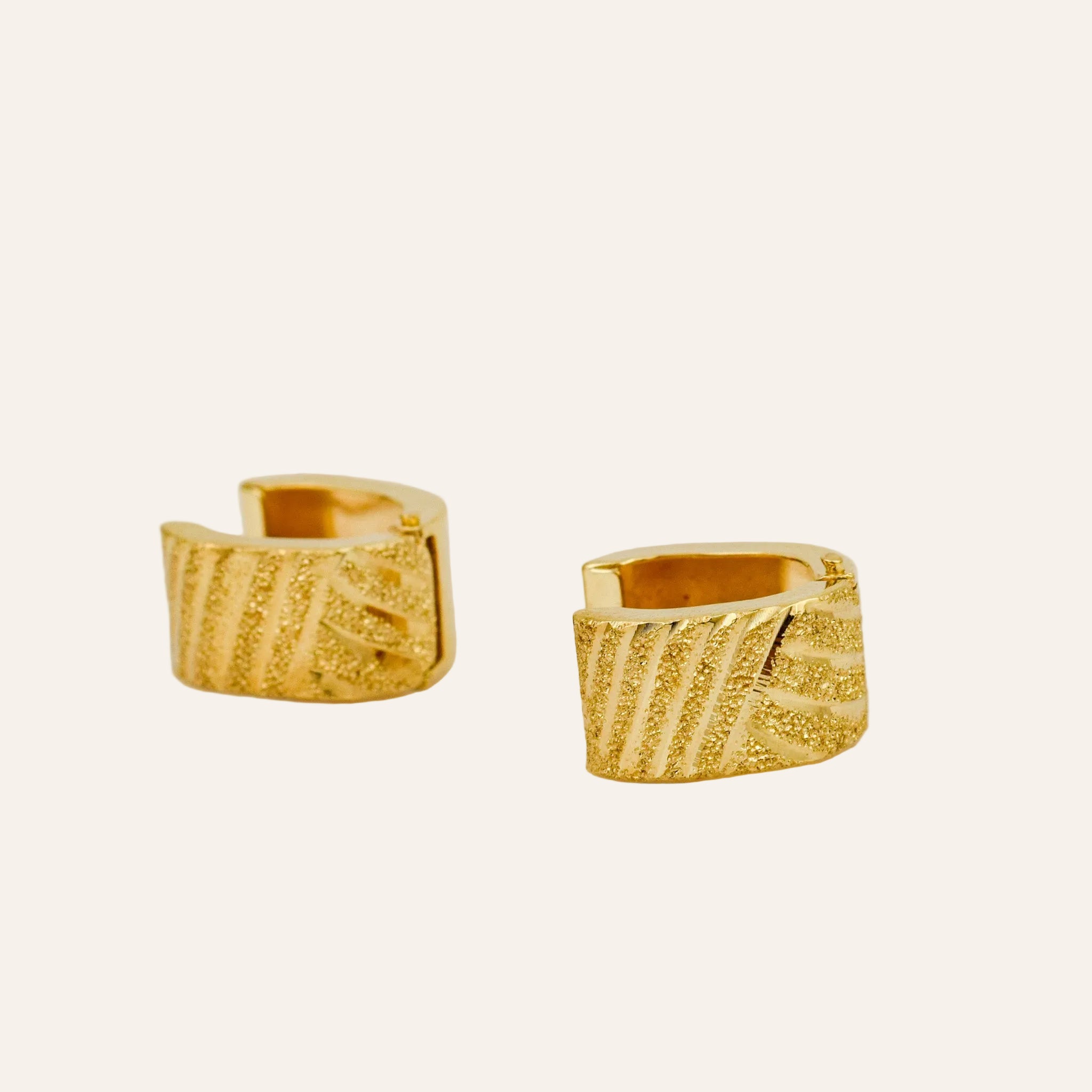 14.3mm Wide Textured Huggies