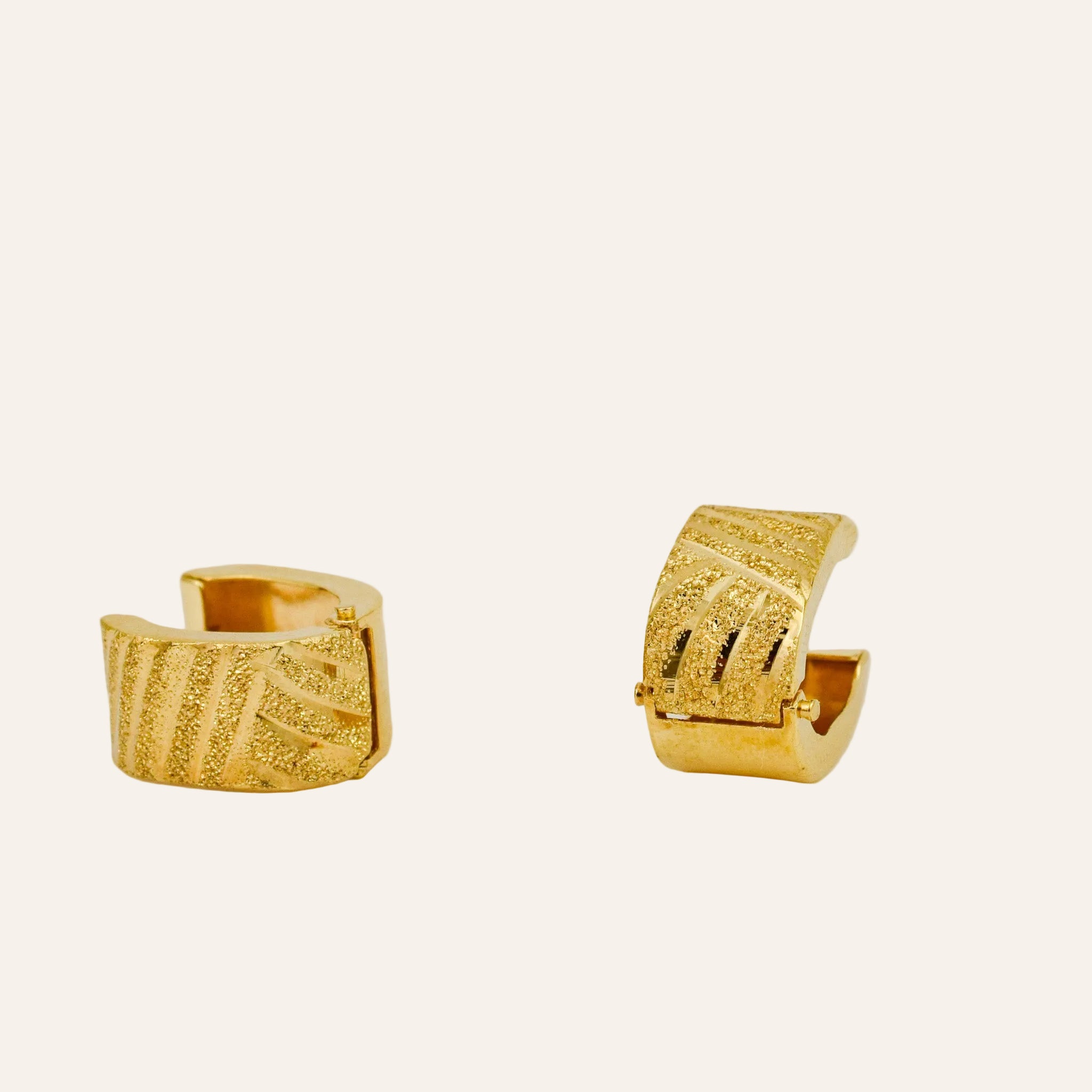 14.3mm Wide Textured Huggies