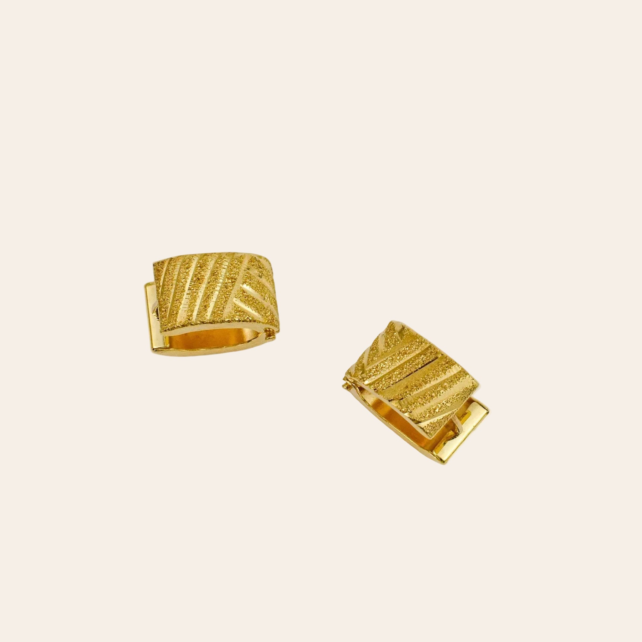 14.3mm Wide Textured Huggies