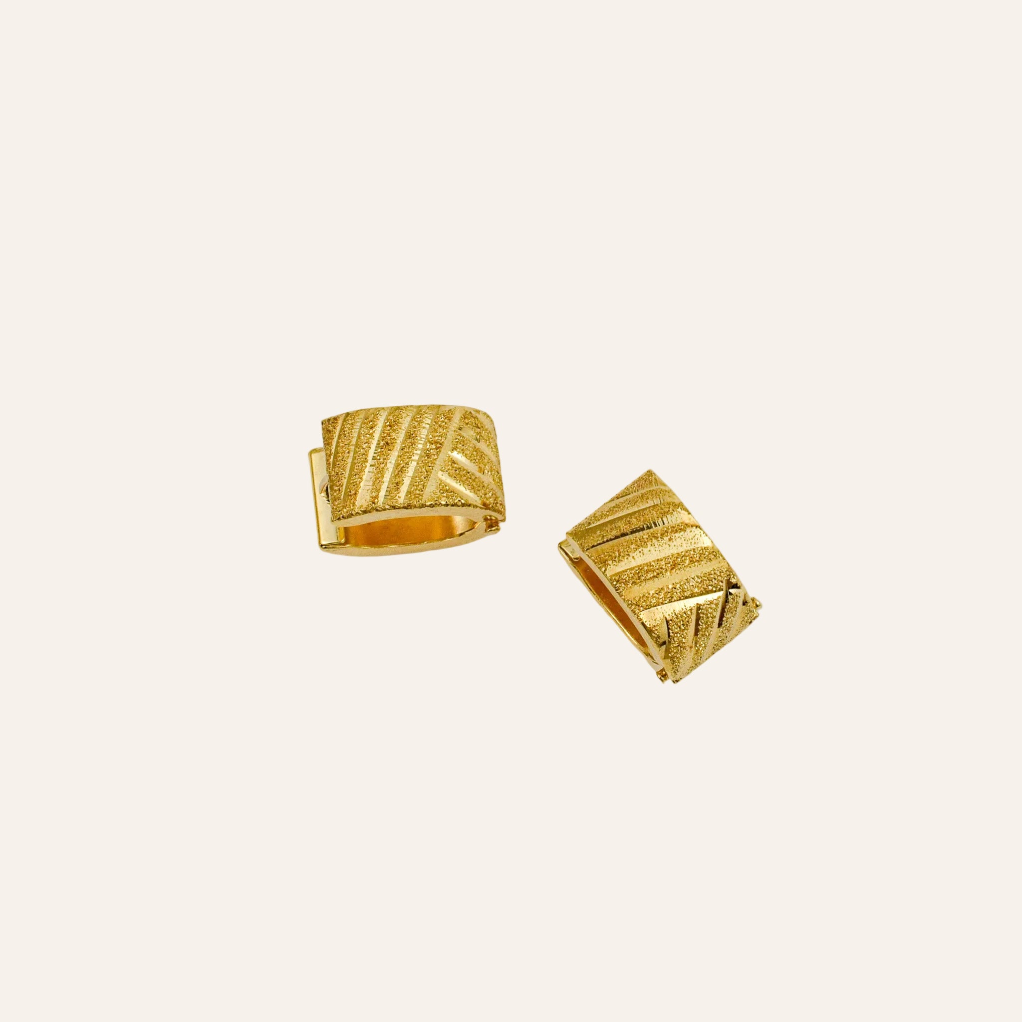 14.3mm Wide Textured Huggies
