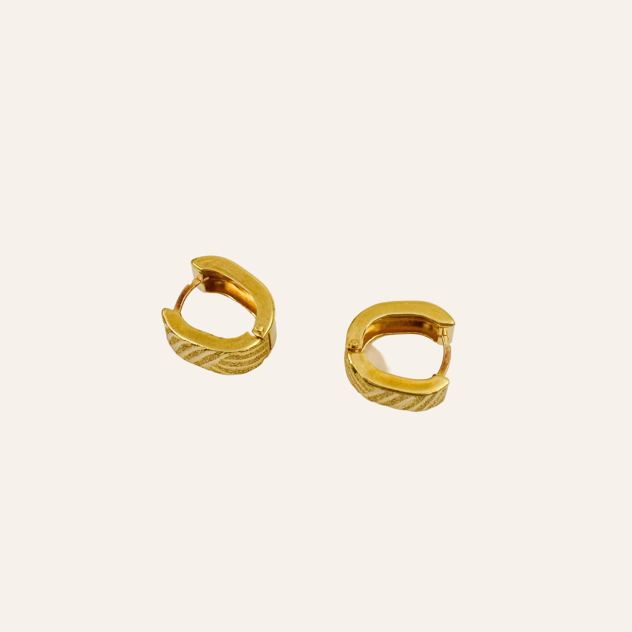 14.3mm Wide Textured Huggies