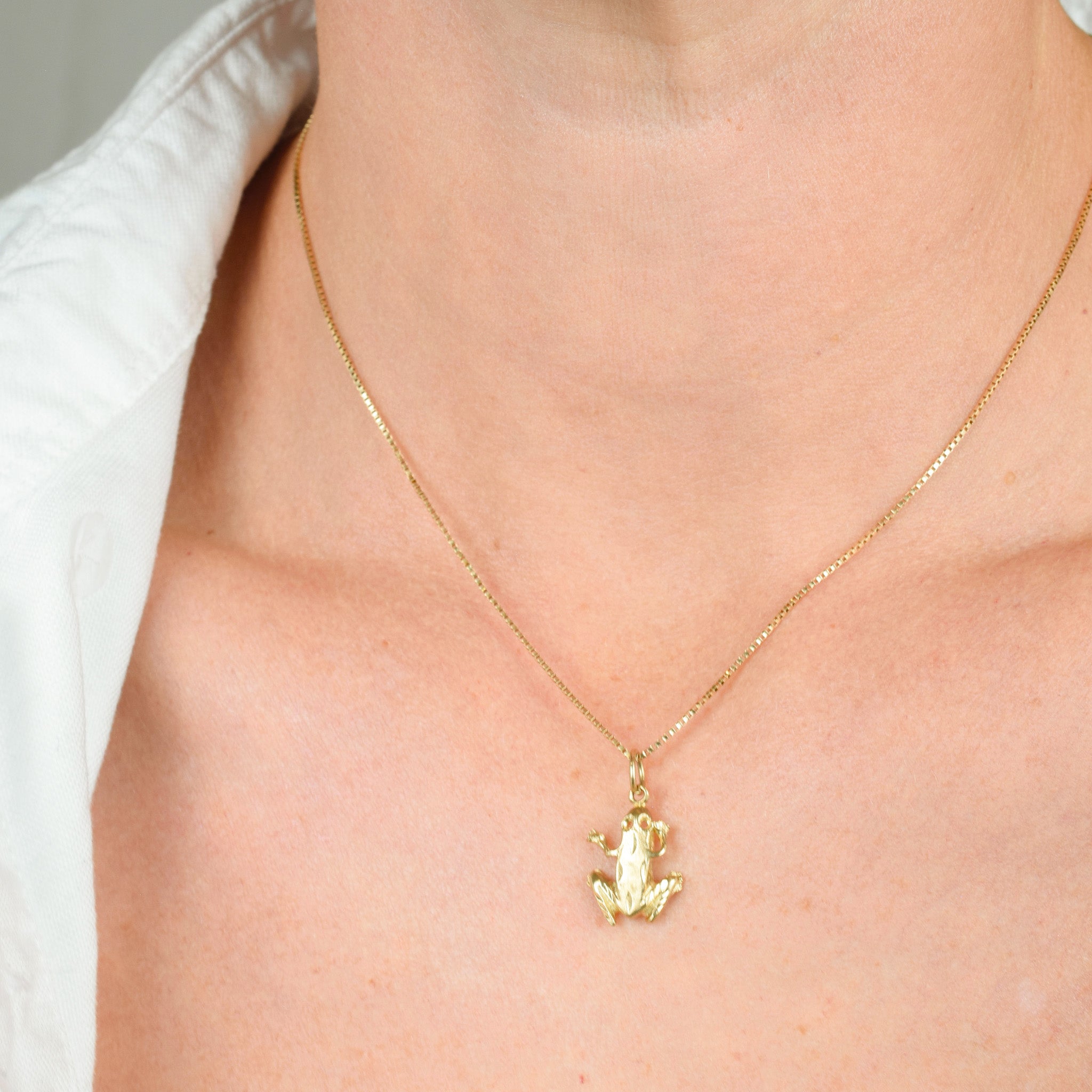 vintage gold frog pendant